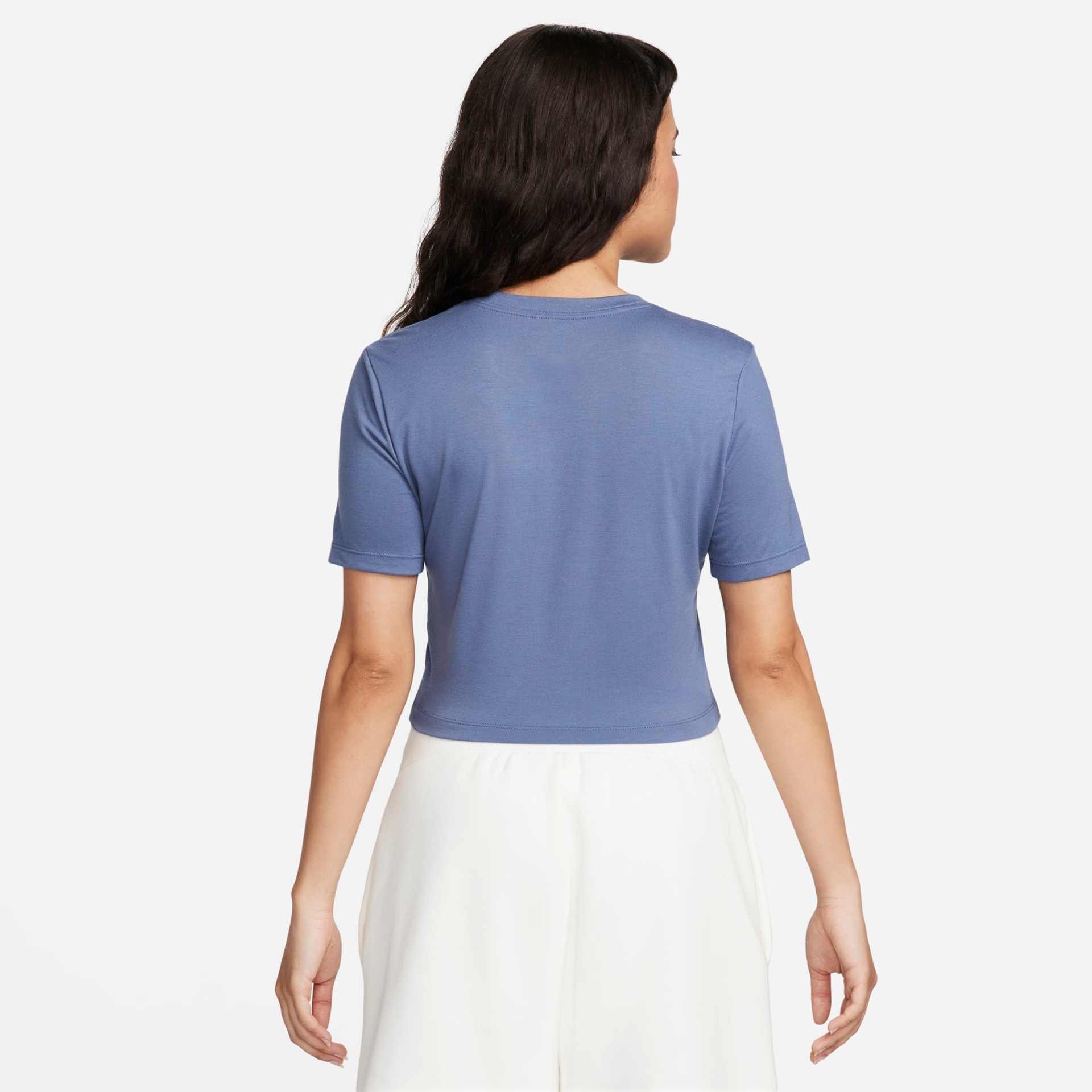 Camiseta Nike Sportswear Cropped Essential Feminina - Foto 2