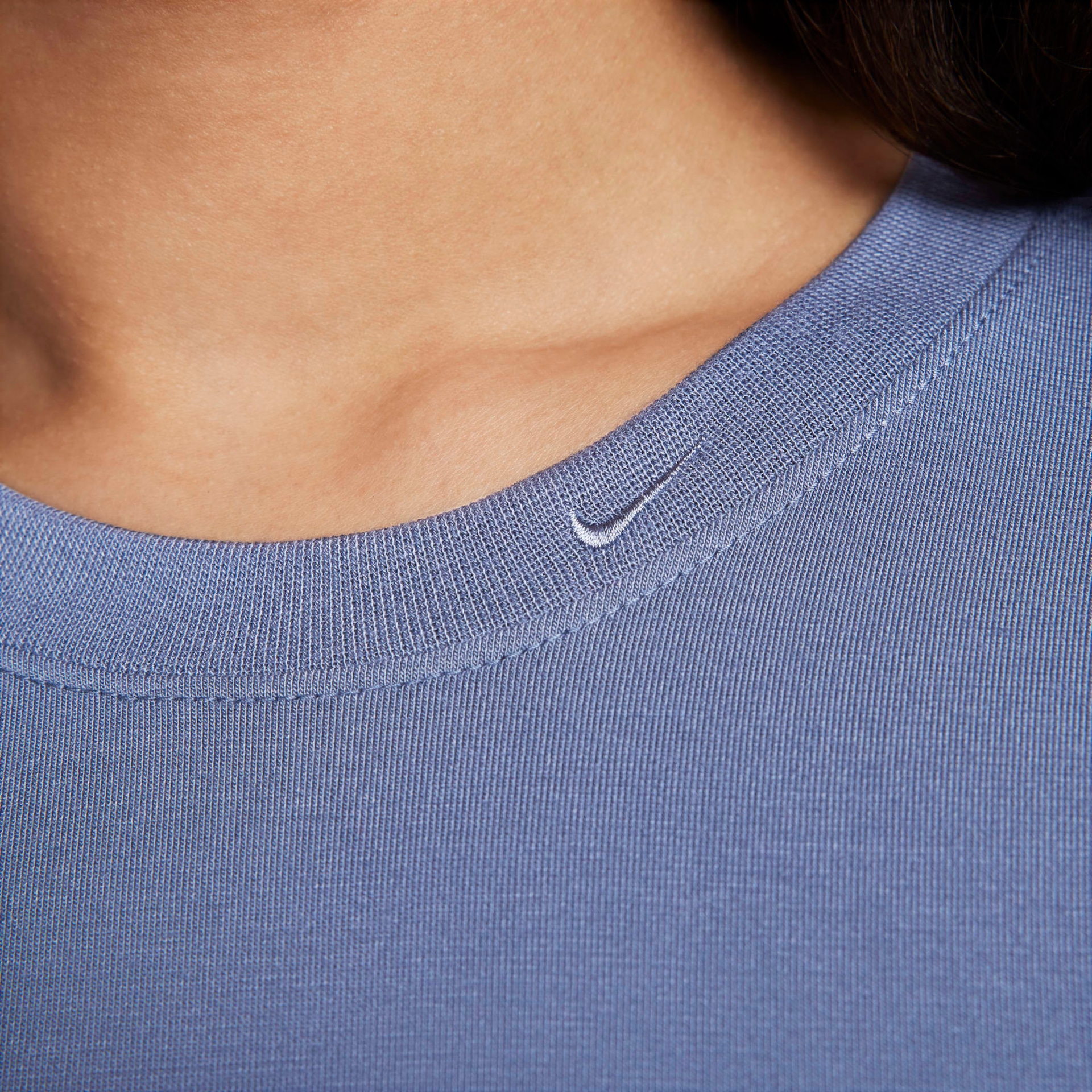 Camiseta Nike Sportswear Cropped Essential Feminina - Foto 4