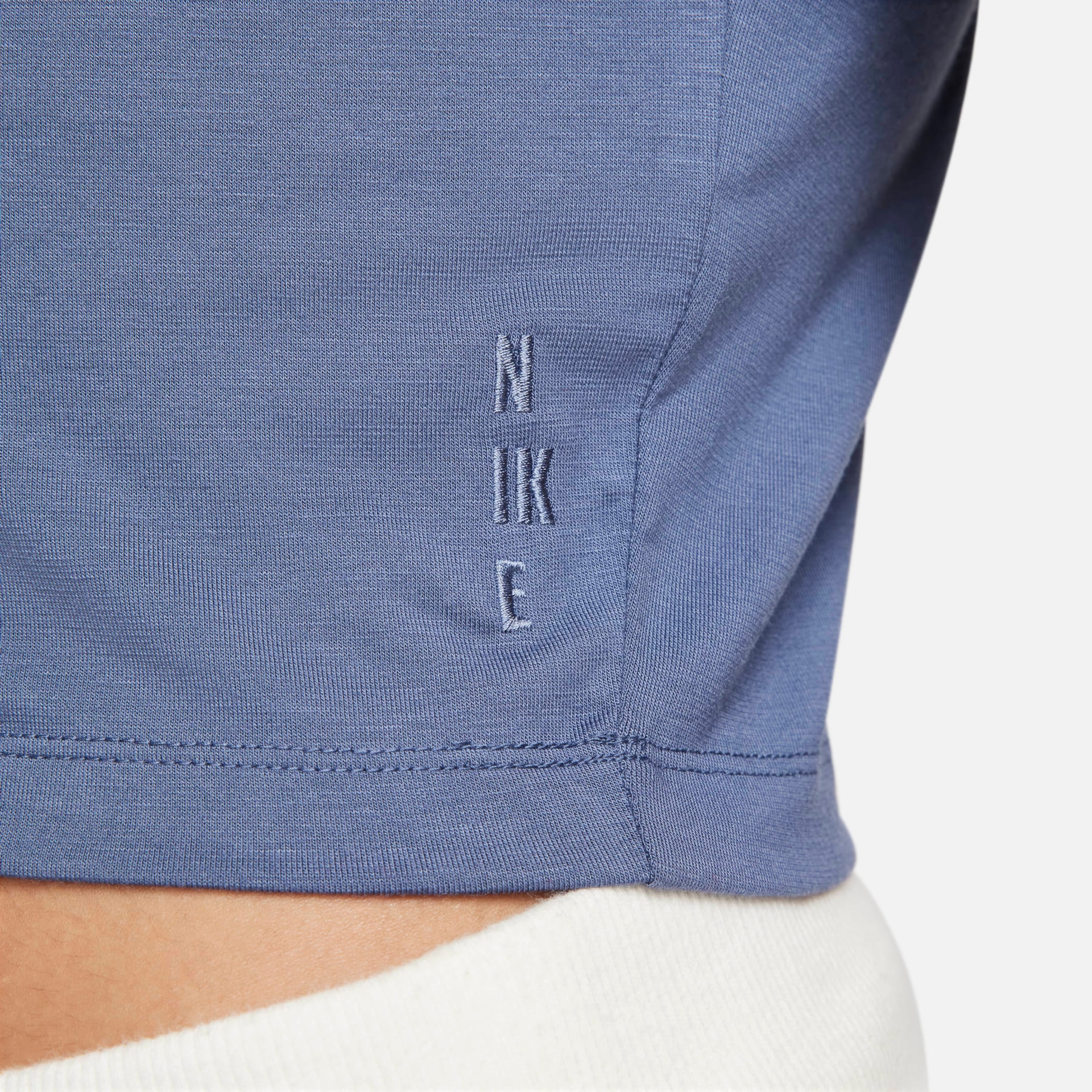 Camiseta Nike Sportswear Cropped Essential Feminina - Foto 5