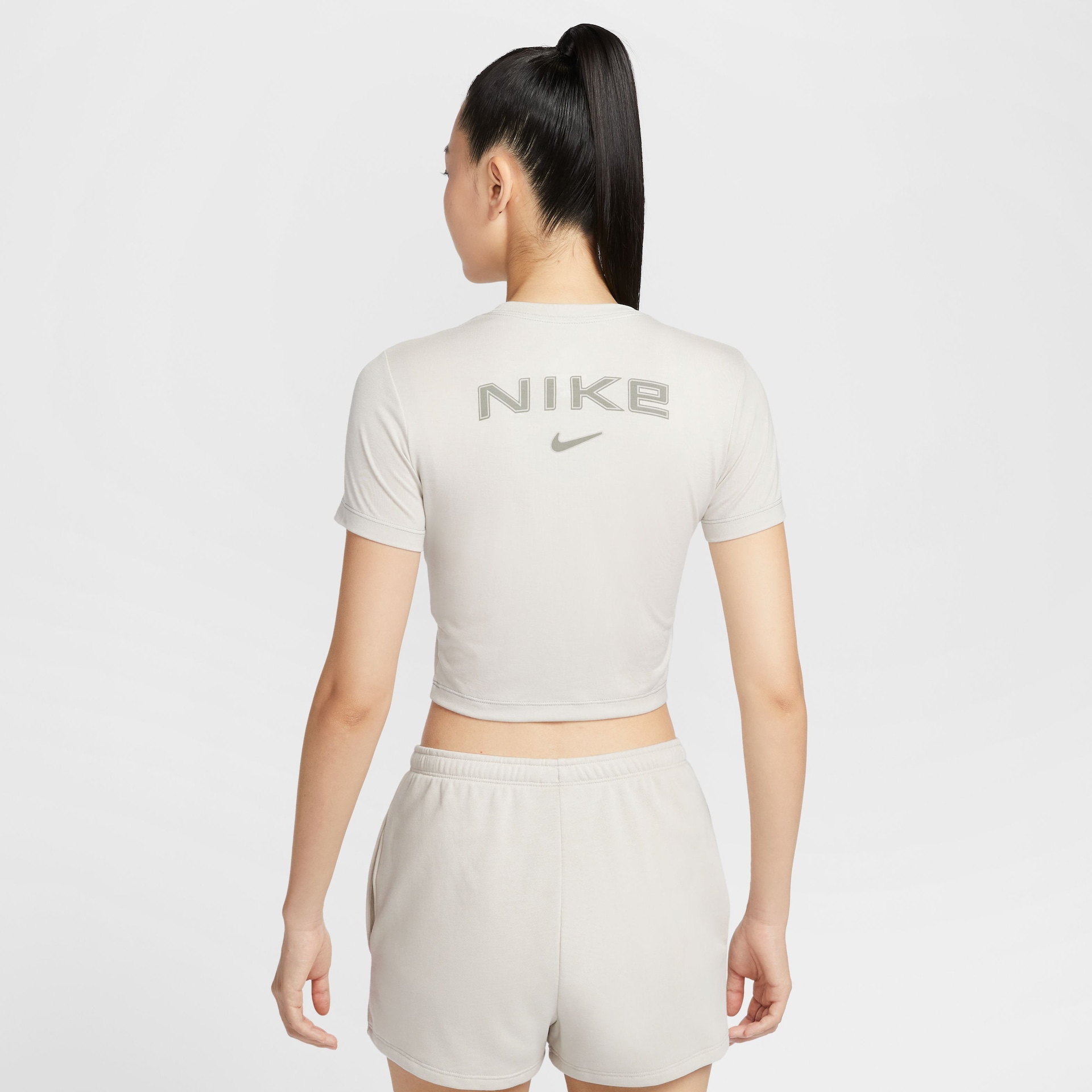Camiseta Nike Sportswear Cropped Slim Feminina - Foto 2