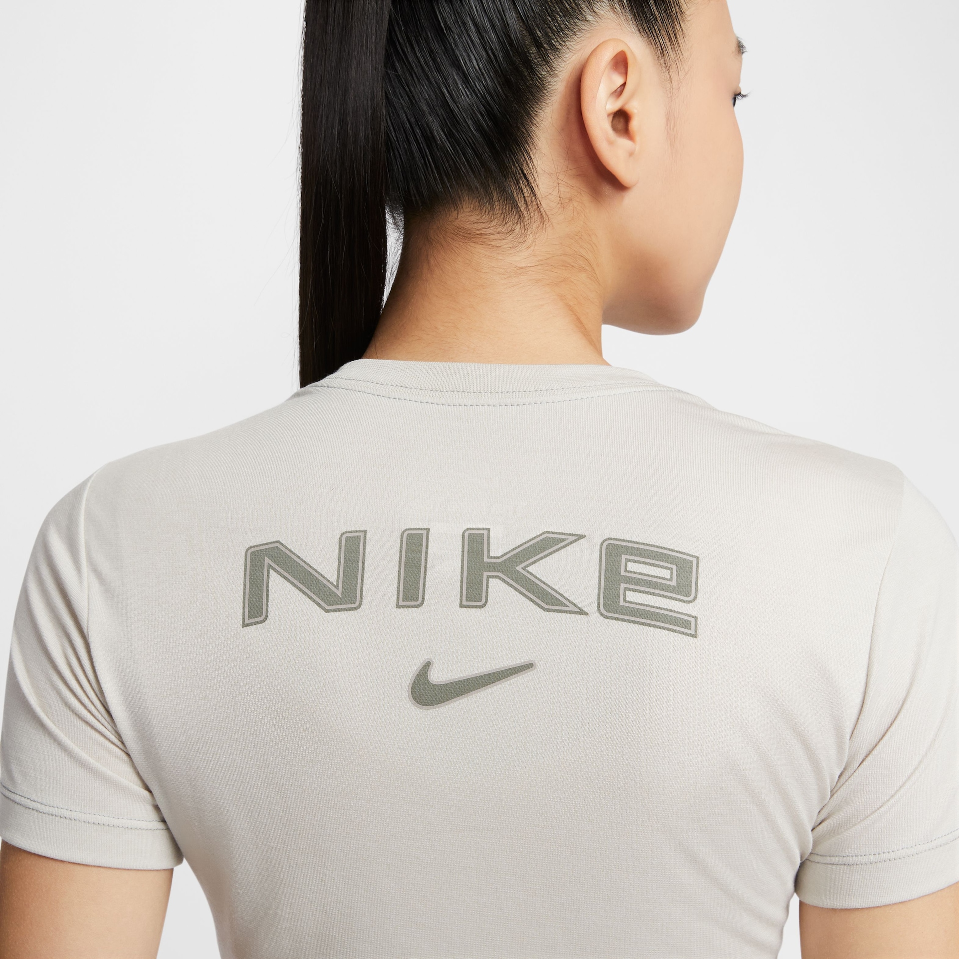 Camiseta Nike Sportswear Cropped Slim Feminina - Foto 4