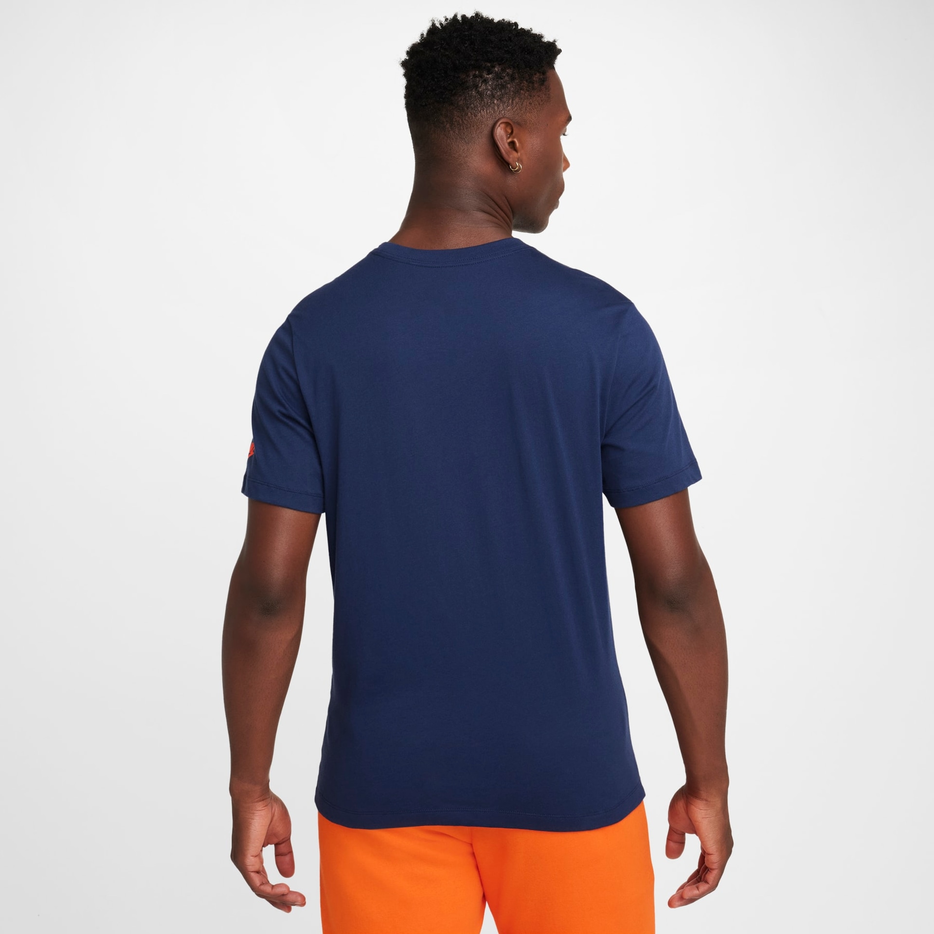 Camiseta Nike Sportswear Club Masculina - Foto 2