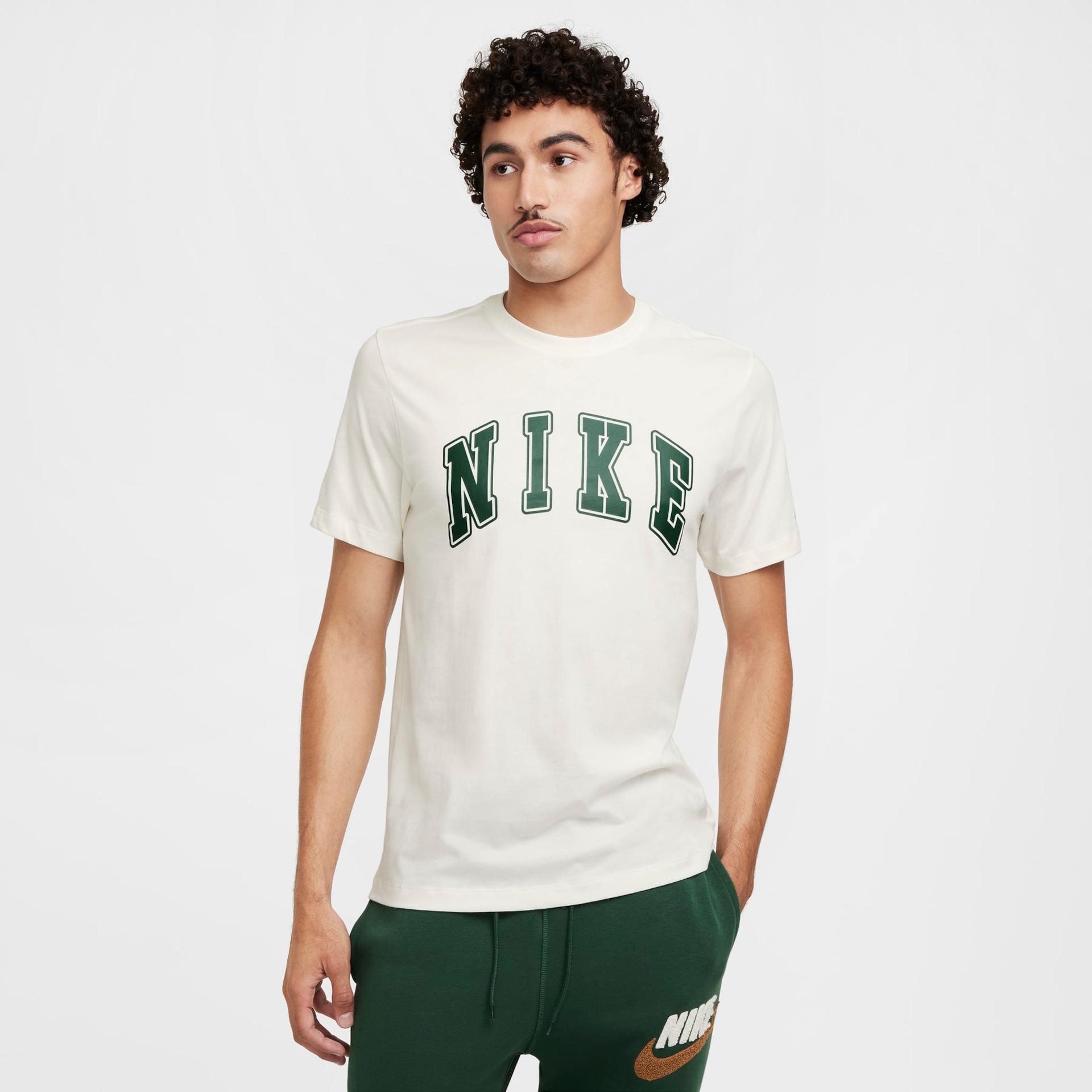 Camiseta Nike Sportswear Club Masculina - Foto 1