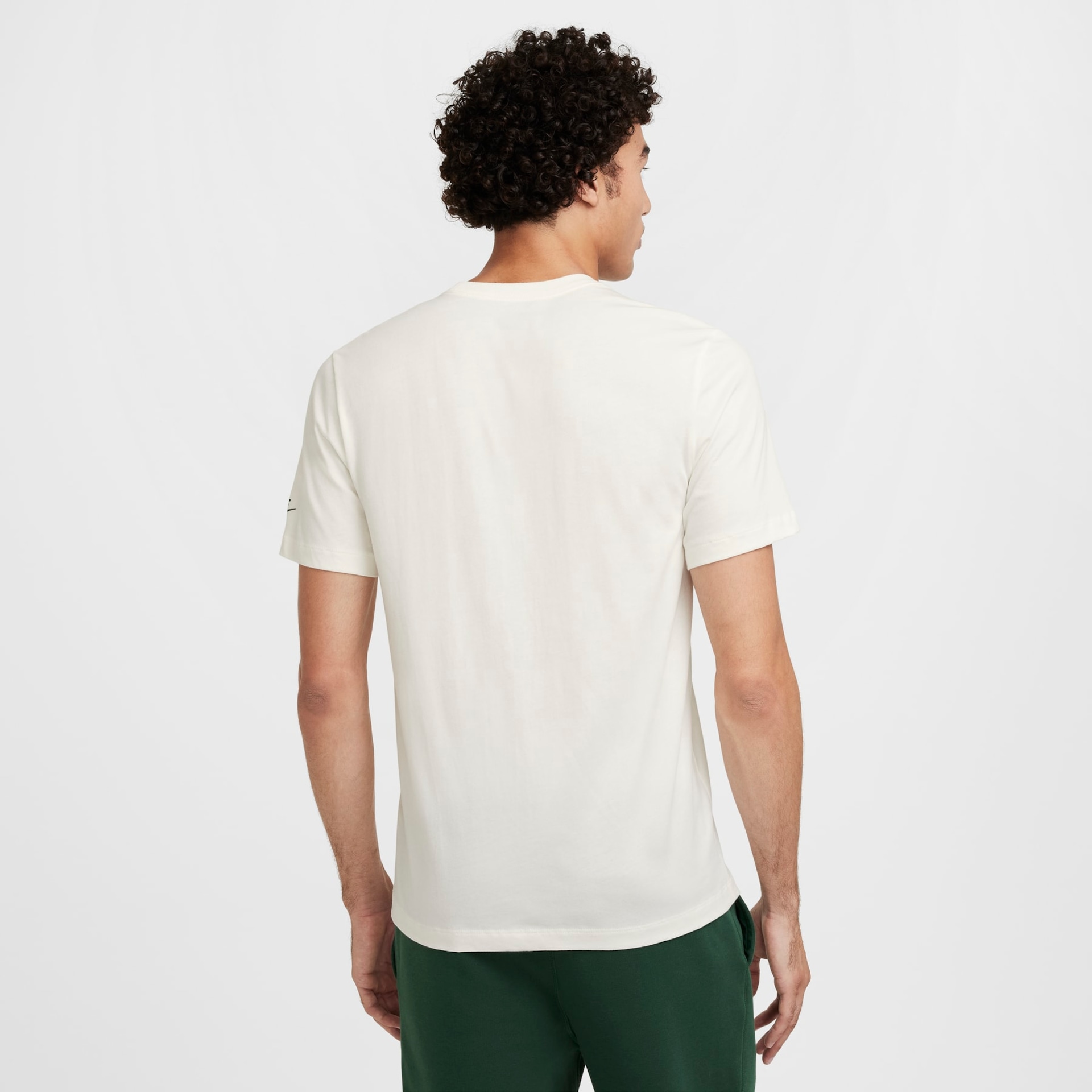 Camiseta Nike Sportswear Club Masculina - Foto 2