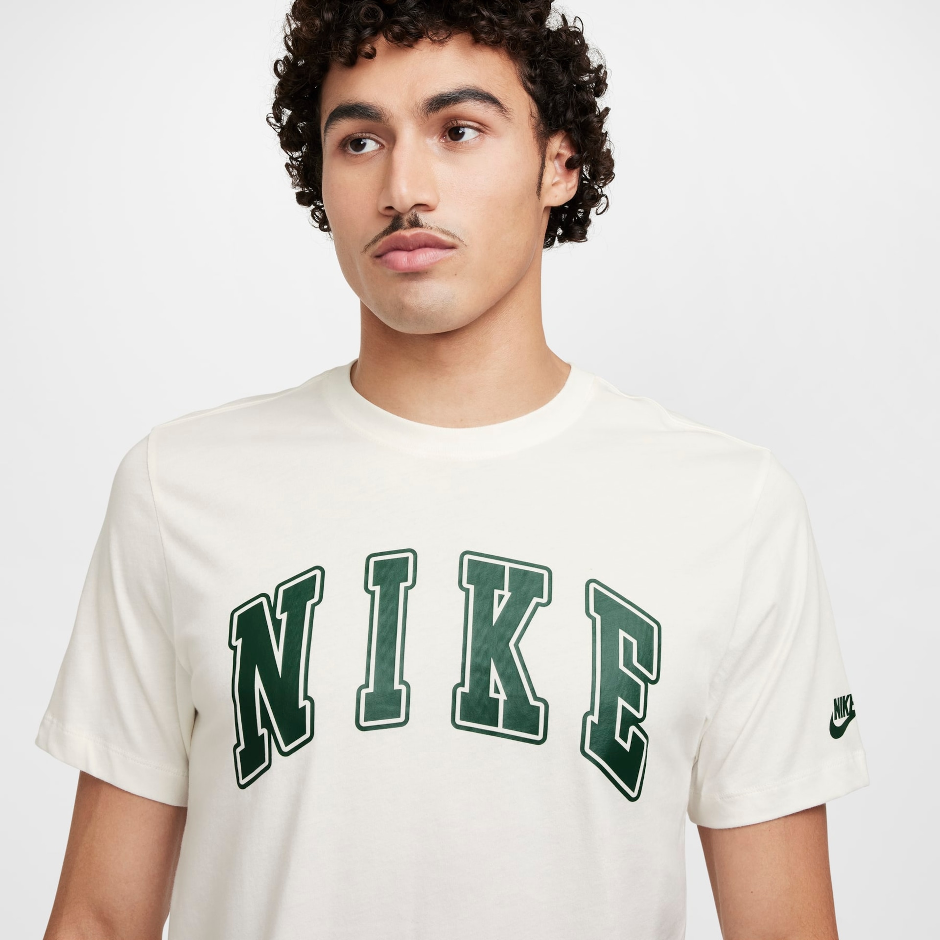 Camiseta Nike Sportswear Club Masculina - Foto 3