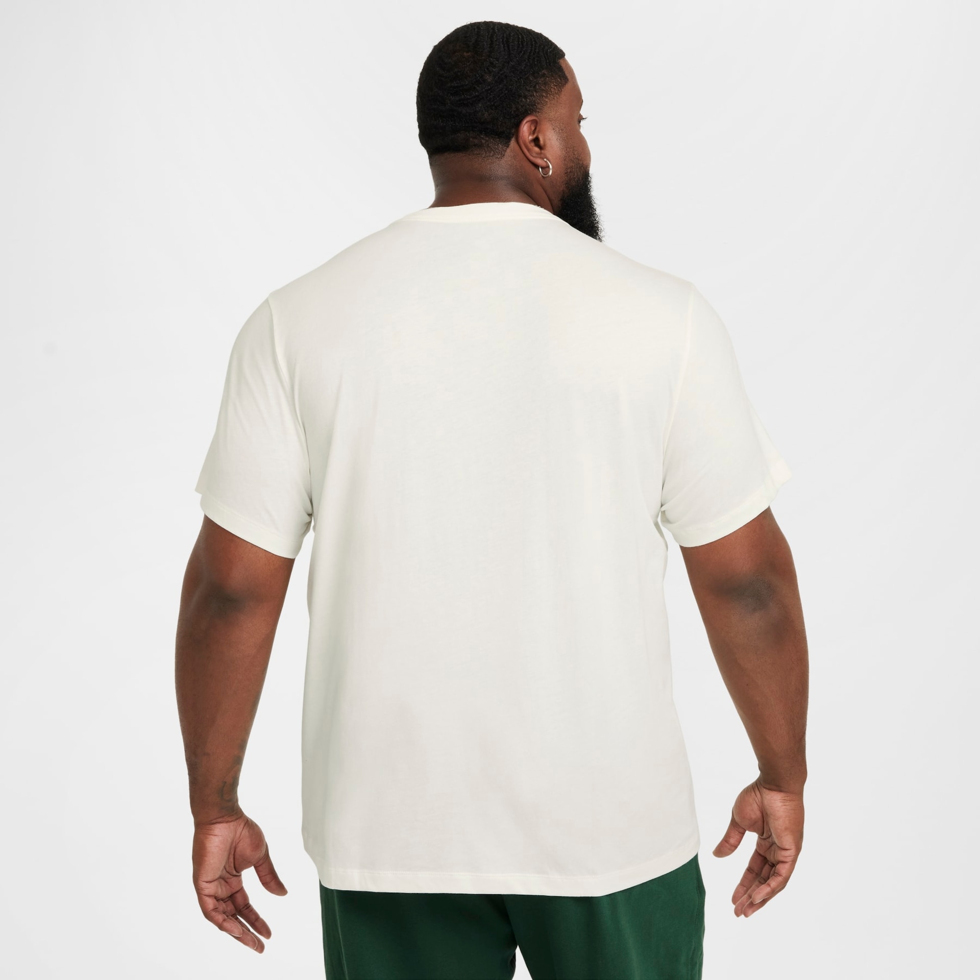 Camiseta Nike Sportswear Club Masculina - Foto 7