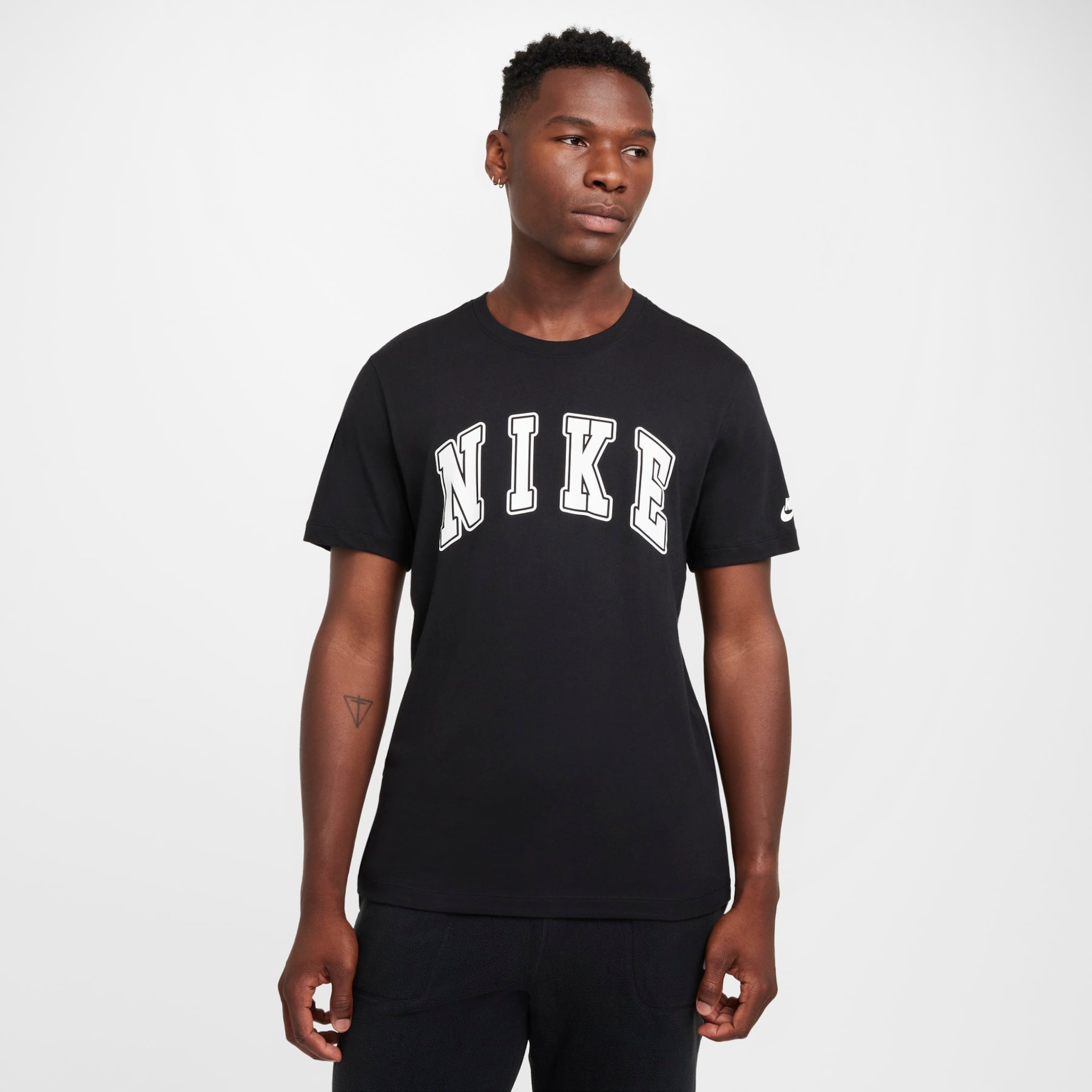 Camiseta Nike Sportswear Club Masculina - Foto 1