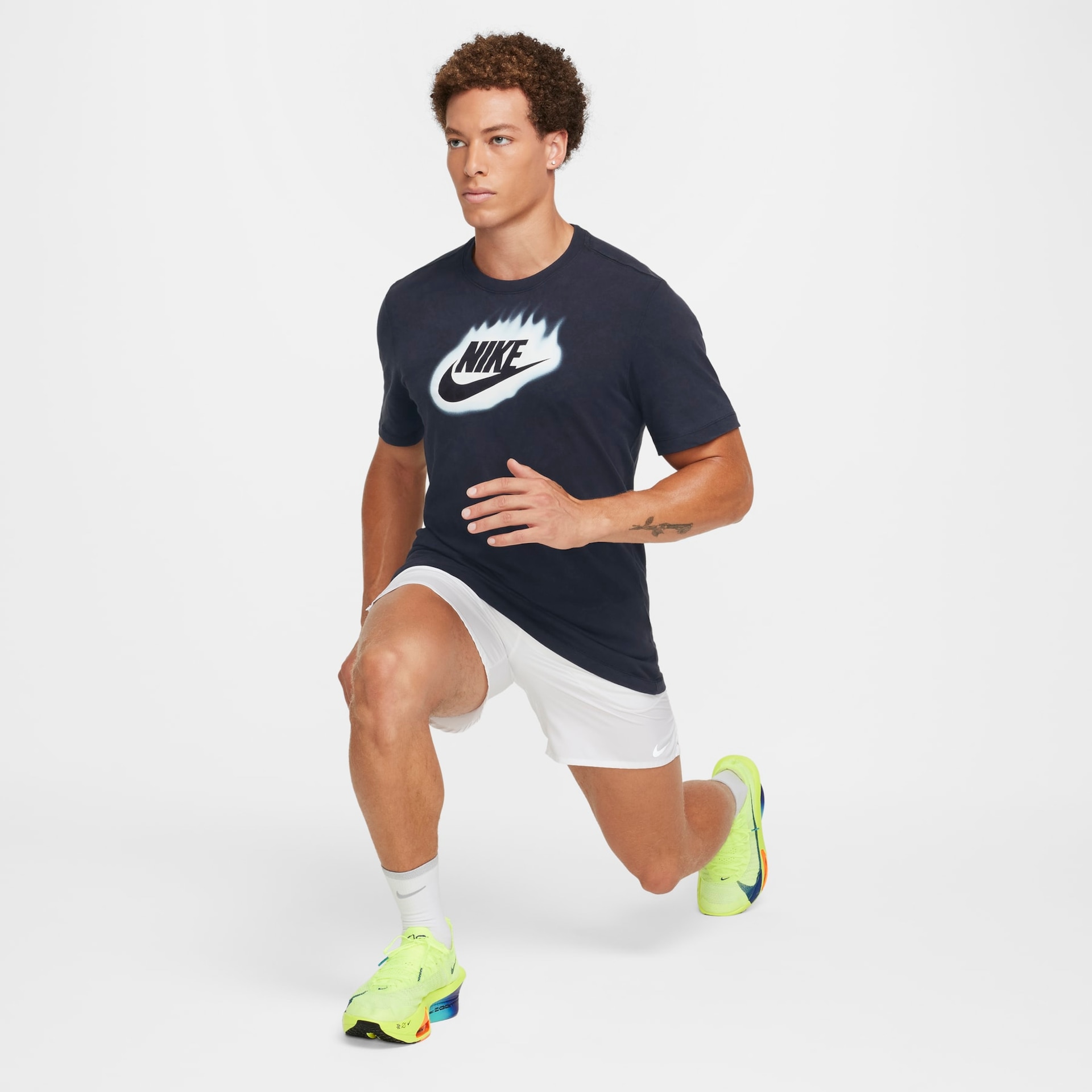 Camiseta Nike Sportswear DNA Masculina - Foto 6