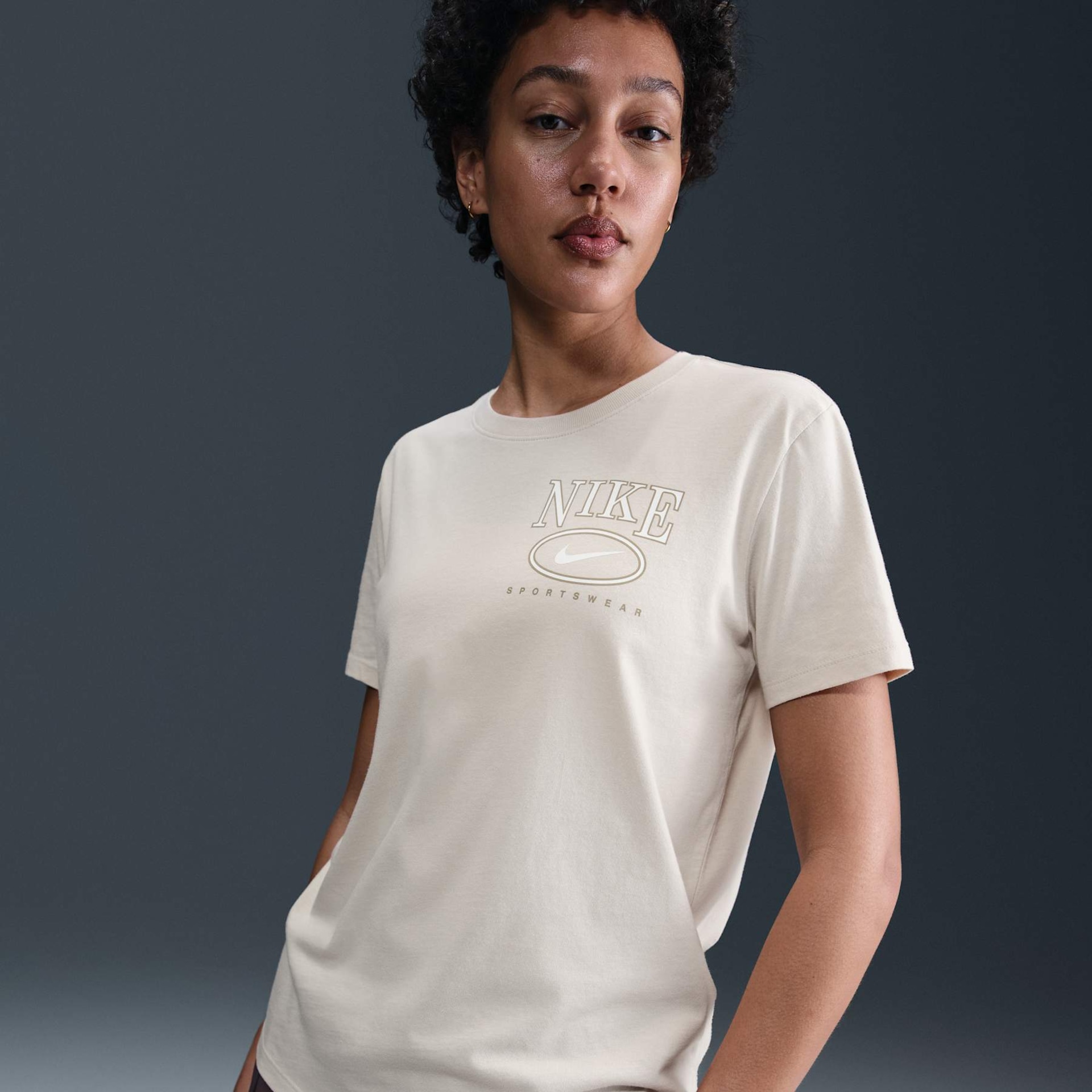 Imagem principal de Camiseta Nike Sportswear Club Essential Feminina