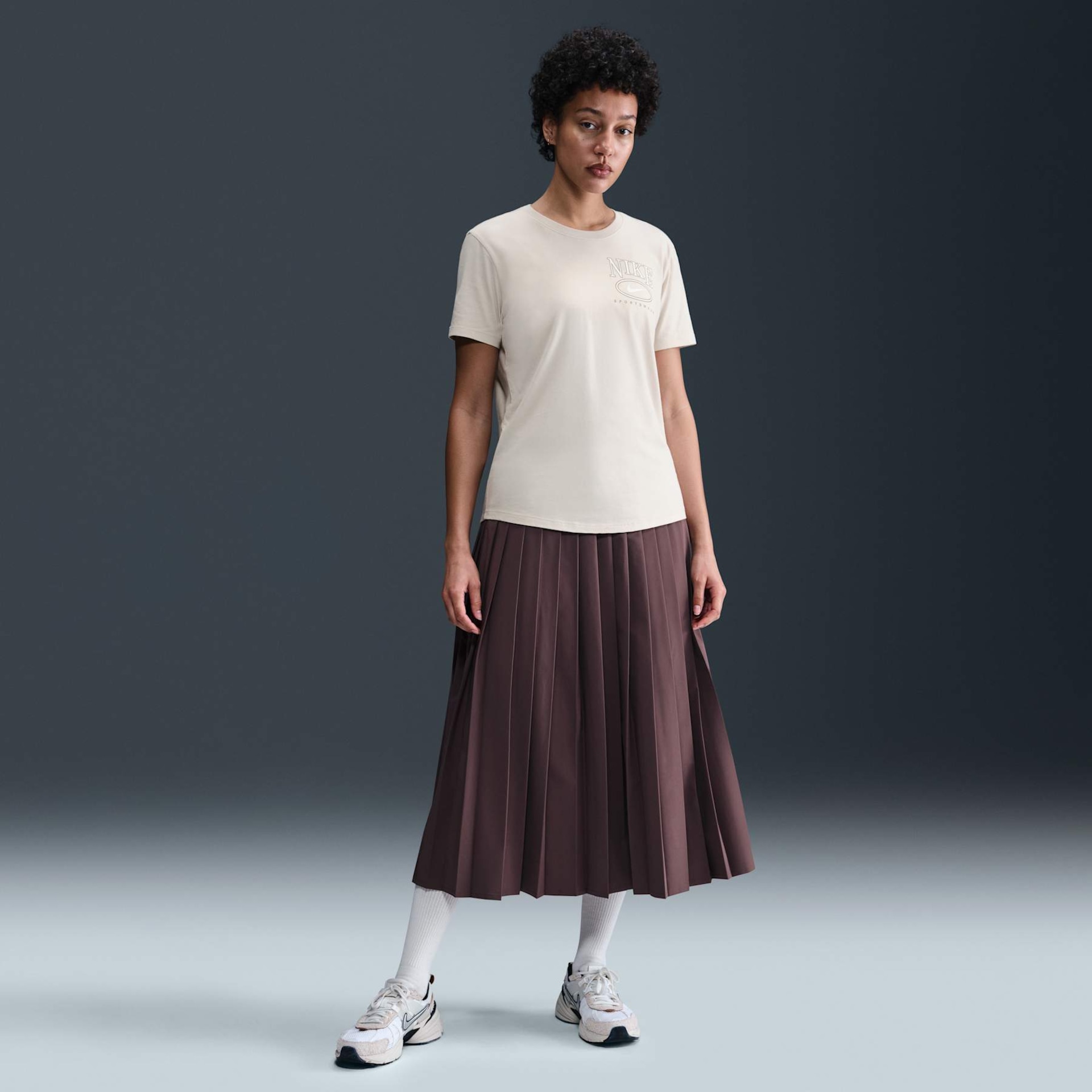 Camiseta Nike Sportswear Club Essential Feminina - Foto 4