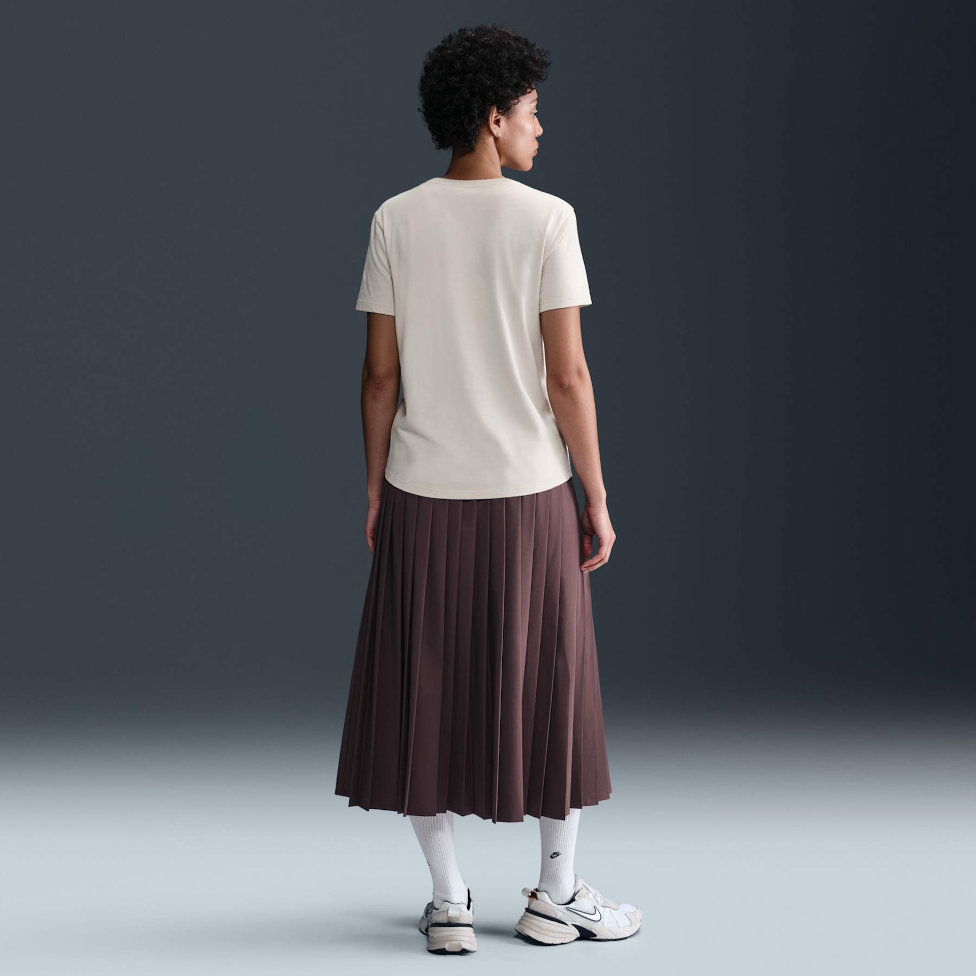 Camiseta Nike Sportswear Club Essential Feminina - Foto 5