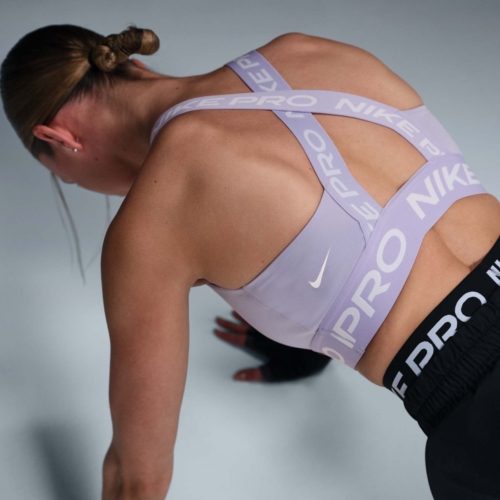 Top Nike Pro Swoosh Feminino - Foto 2