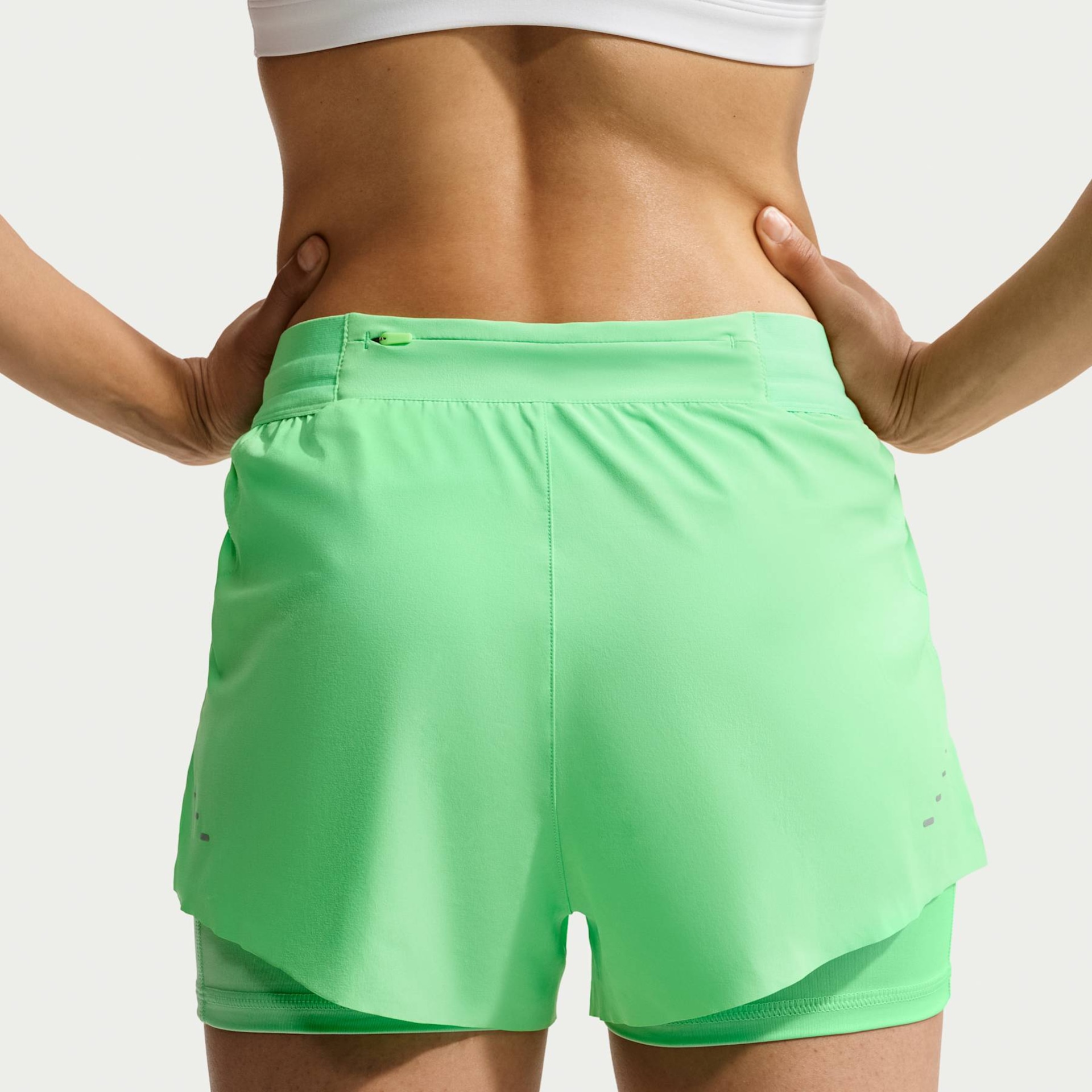 Shorts Nike Dri-FIT Swift 2in1 Feminino - Foto 3