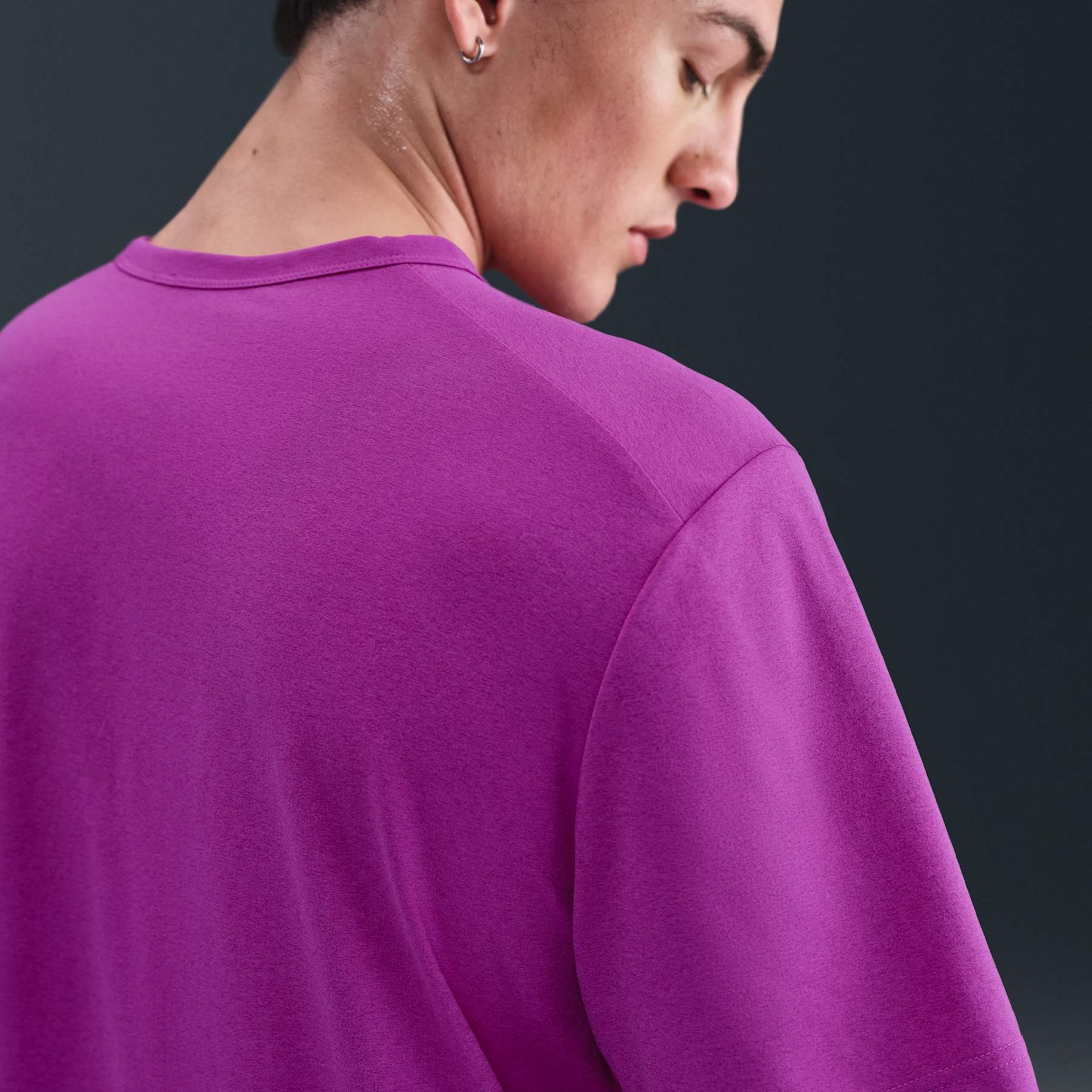 Camiseta Nike Hyverse GFX Masculina - Foto 2