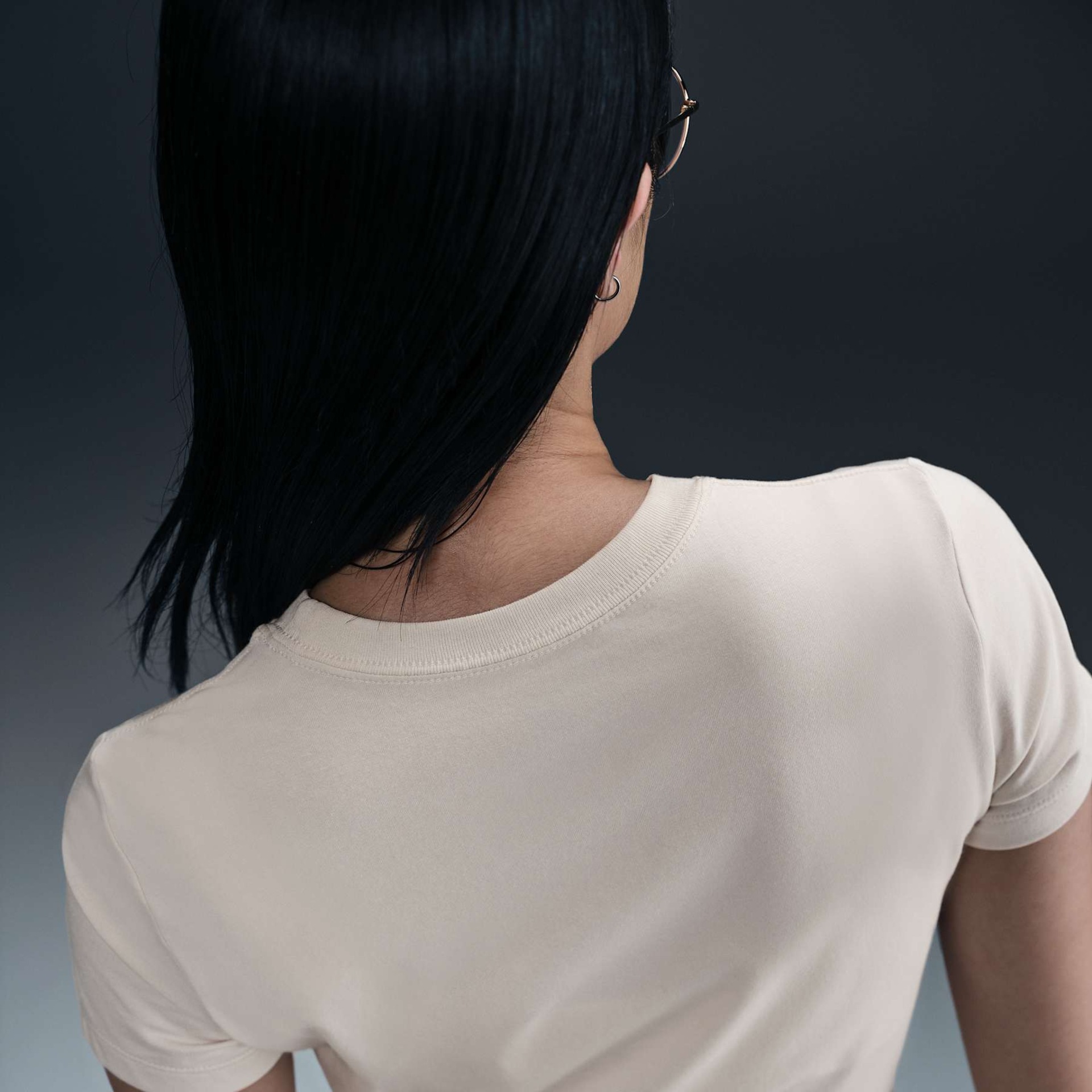 Camiseta Nike Sportswear Chill Knit Cropped Feminina - Foto 2