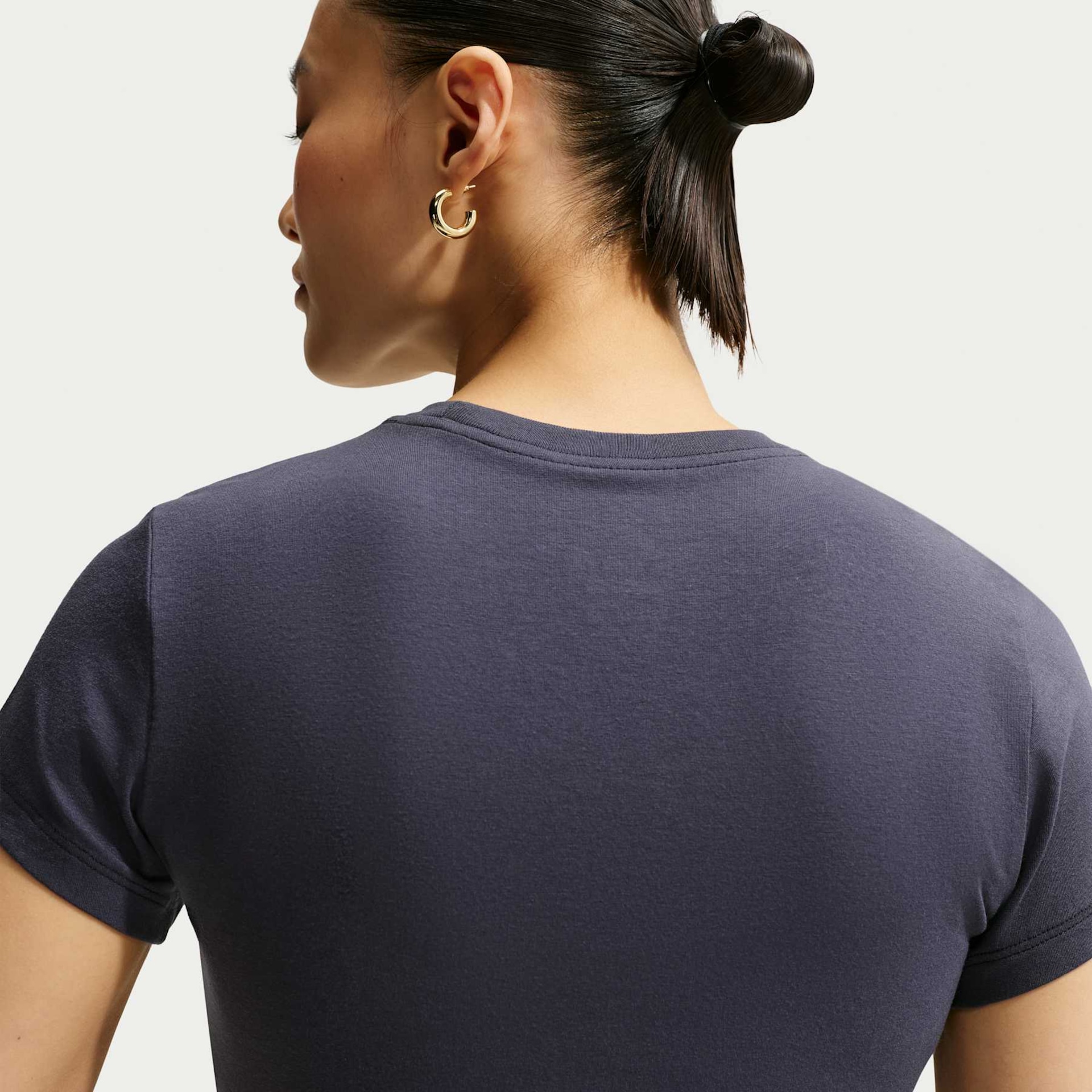 Camiseta Nike Sportswear Chill Knit Cropped Feminina - Foto 2