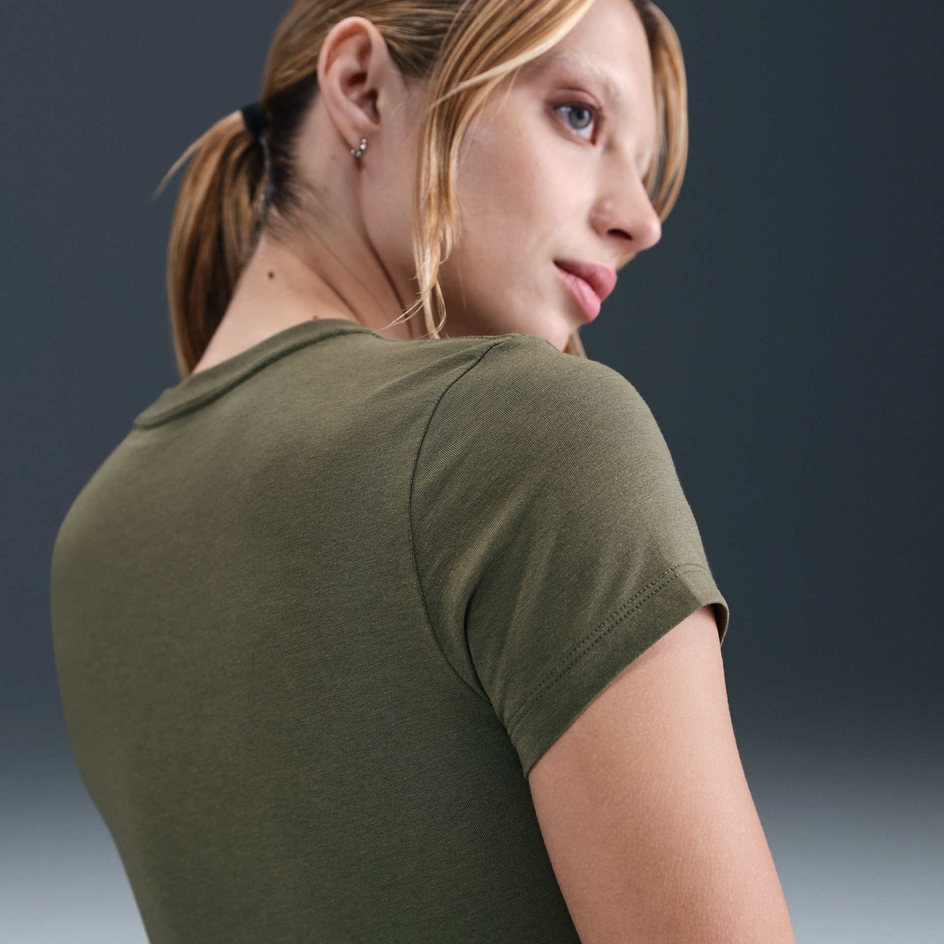 Camiseta Nike Sportswear Chill Knit Cropped Feminina - Foto 4