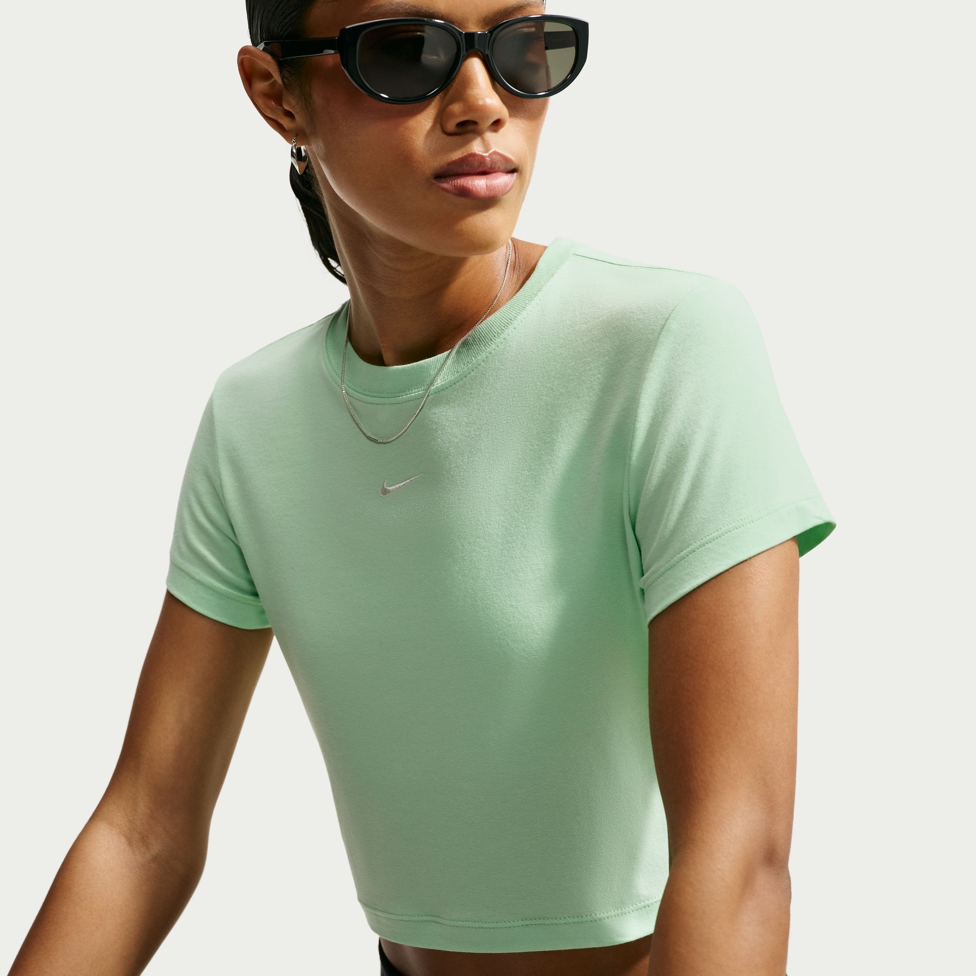 Camiseta Nike Sportswear Chill Knit Cropped Feminina - Foto 2