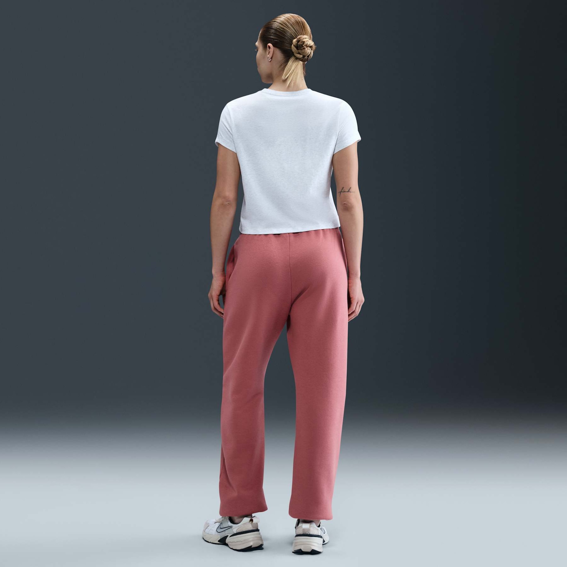 Camiseta Nike Sportswear Club Feminina - Foto 5