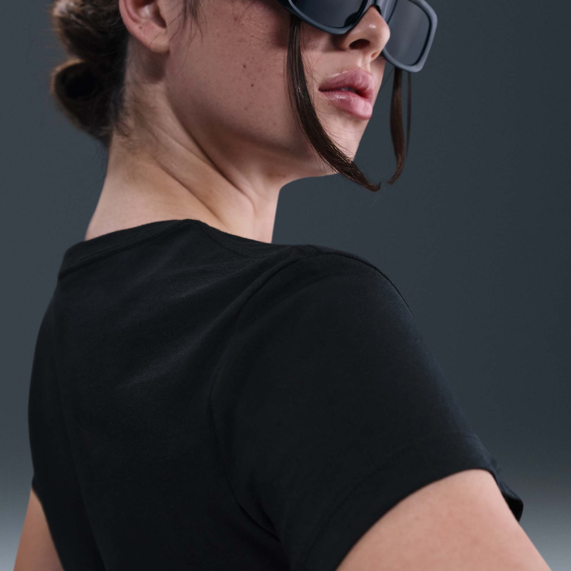 Camiseta Nike Sportswear Club Feminina - Foto 2