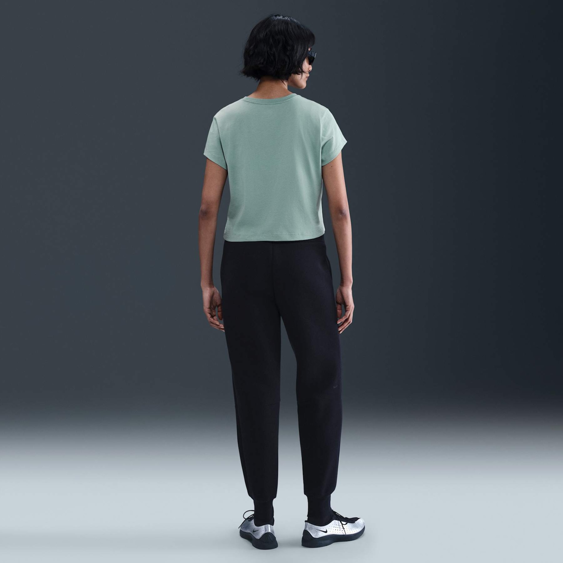 Camiseta Nike Sportswear Club Feminina - Foto 5