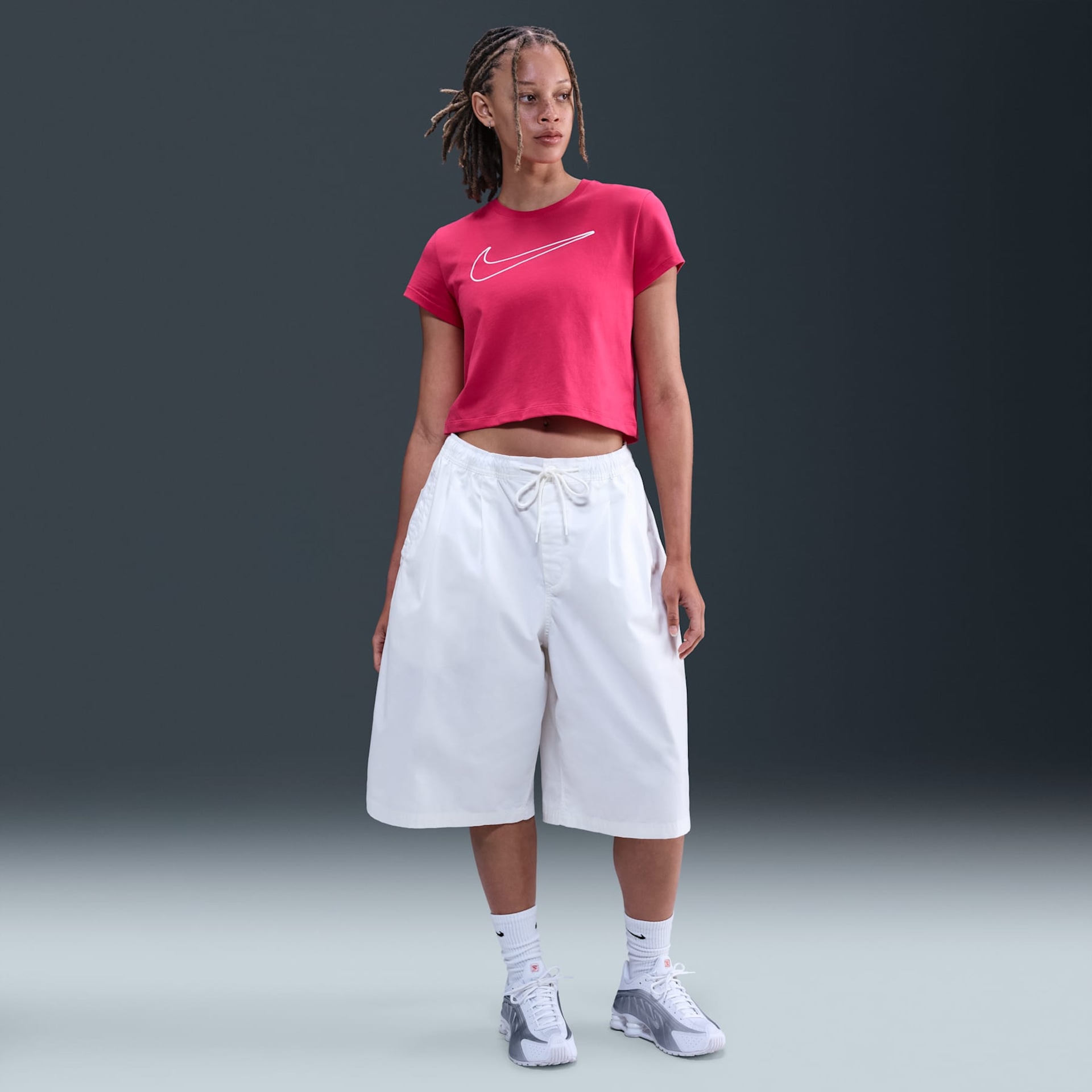 Camiseta Nike Sportswear Club Feminina - Foto 4