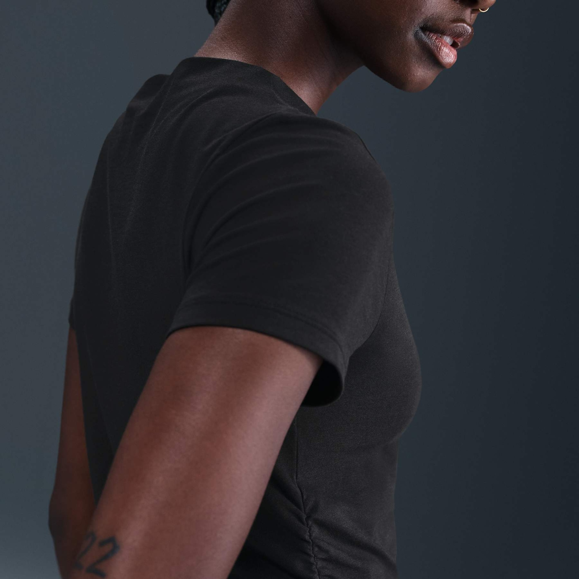 Camiseta Nike Sportswear Chill Knit Feminina - Foto 2