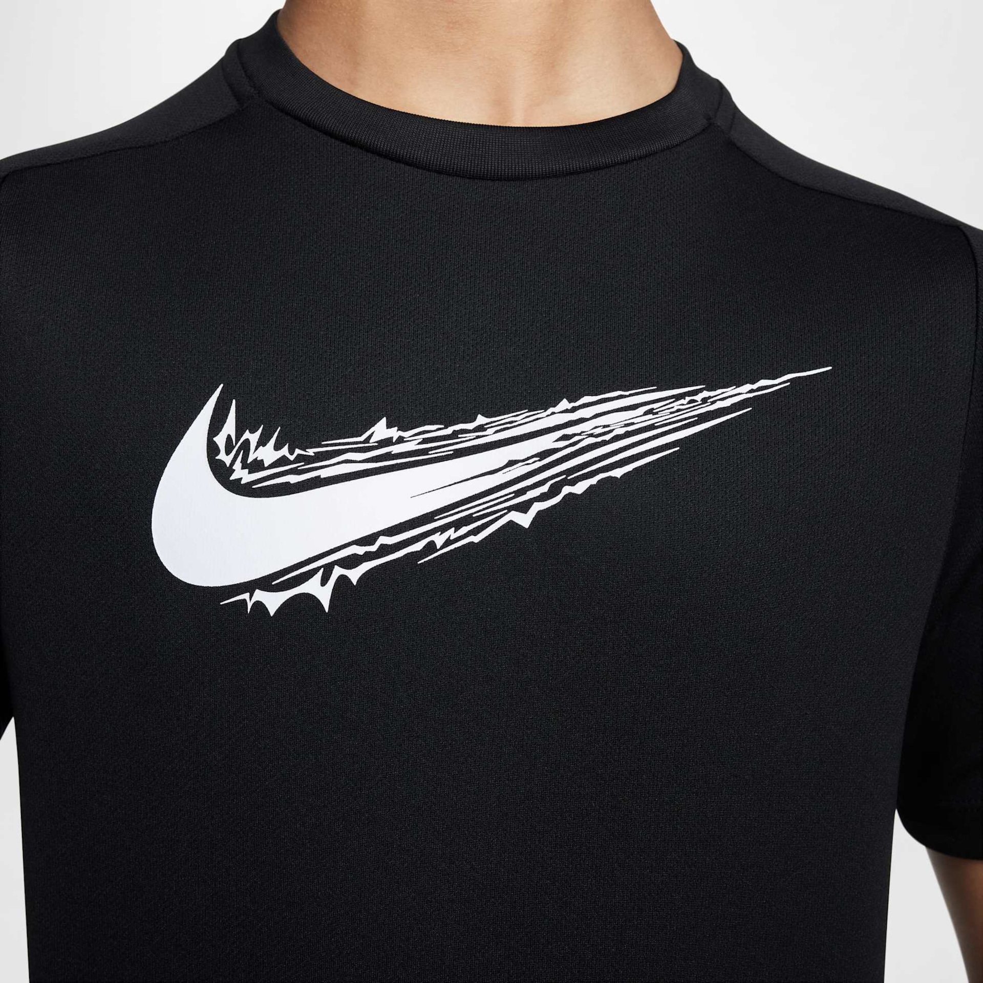 Camiseta Nike Dri-FIT Multi Infantil - Foto 4