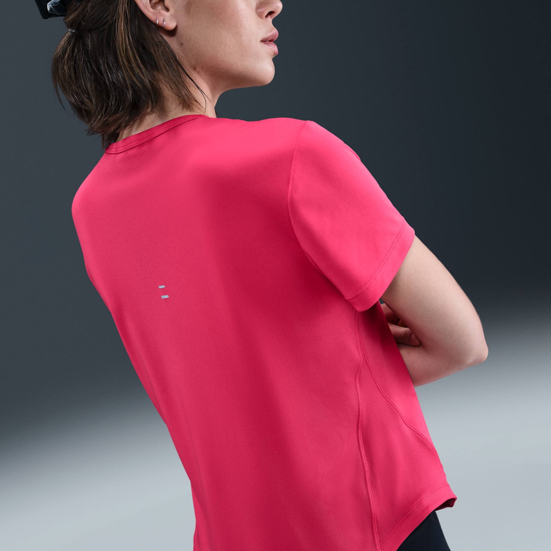 Camiseta Dri-FIT Nike Swoosh Feminina - Foto 2