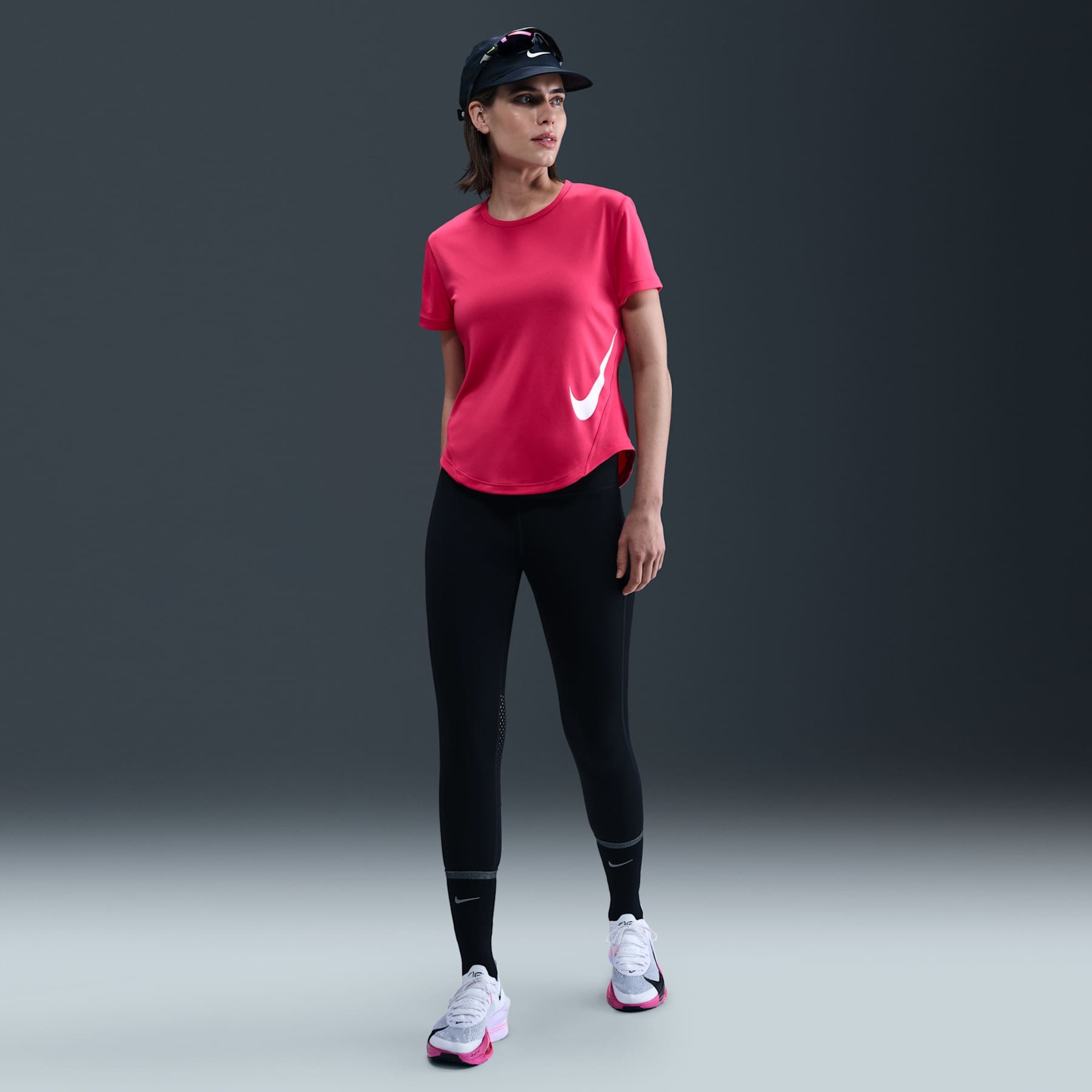 Camiseta Dri-FIT Nike Swoosh Feminina - Foto 4