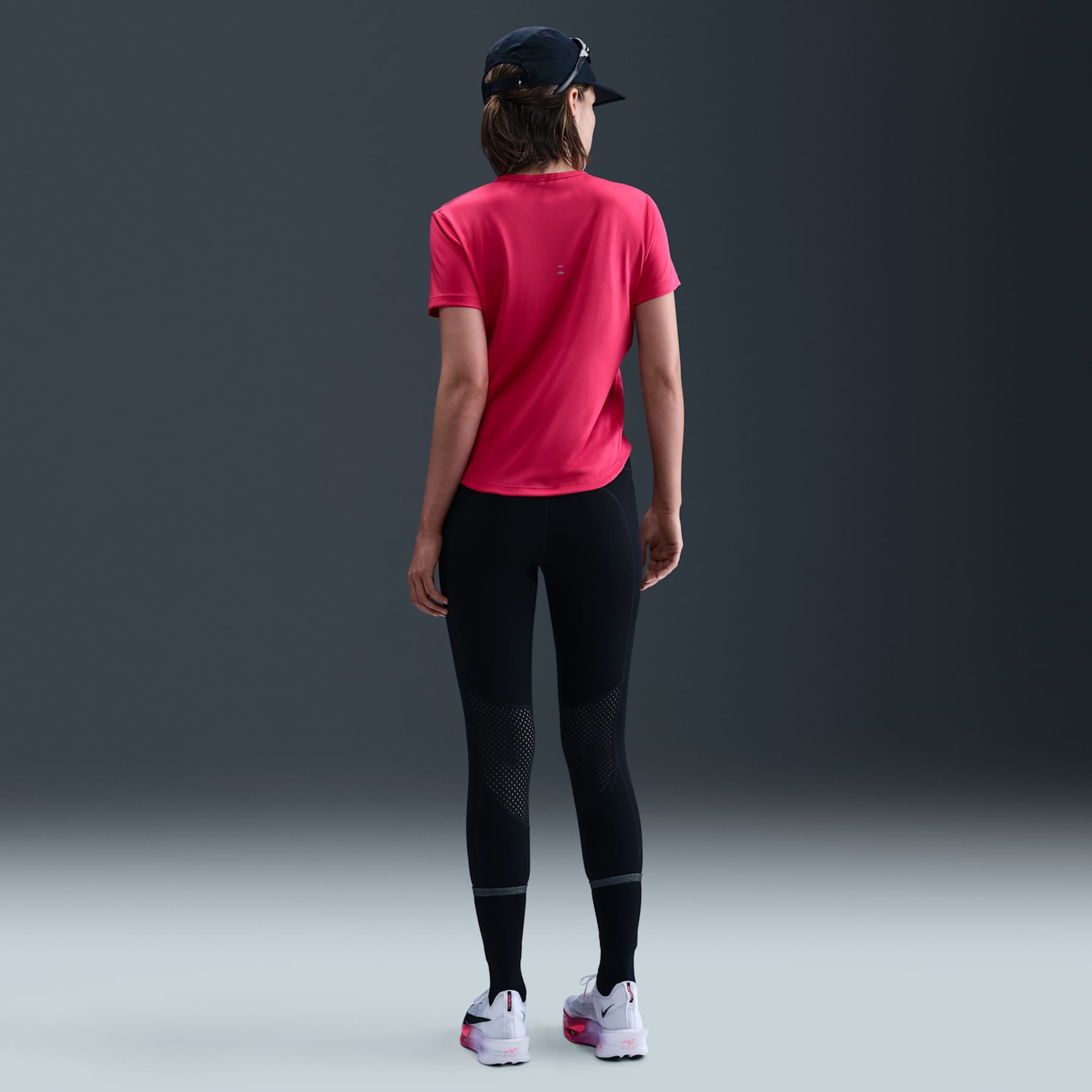 Camiseta Dri-FIT Nike Swoosh Feminina - Foto 5