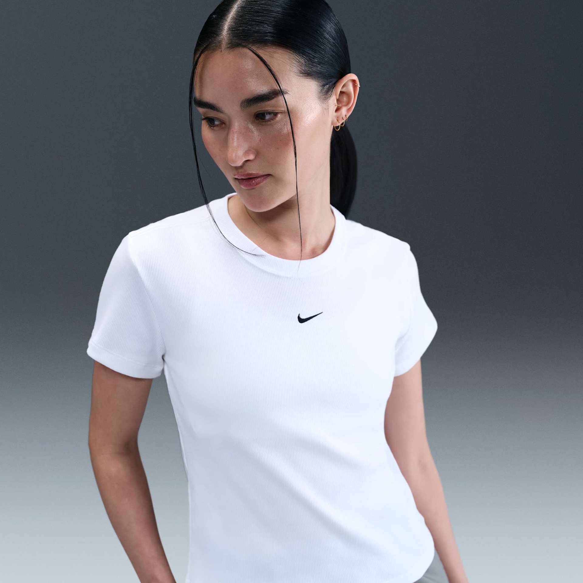 Camiseta Nike Sportswear Feminina - Foto 1