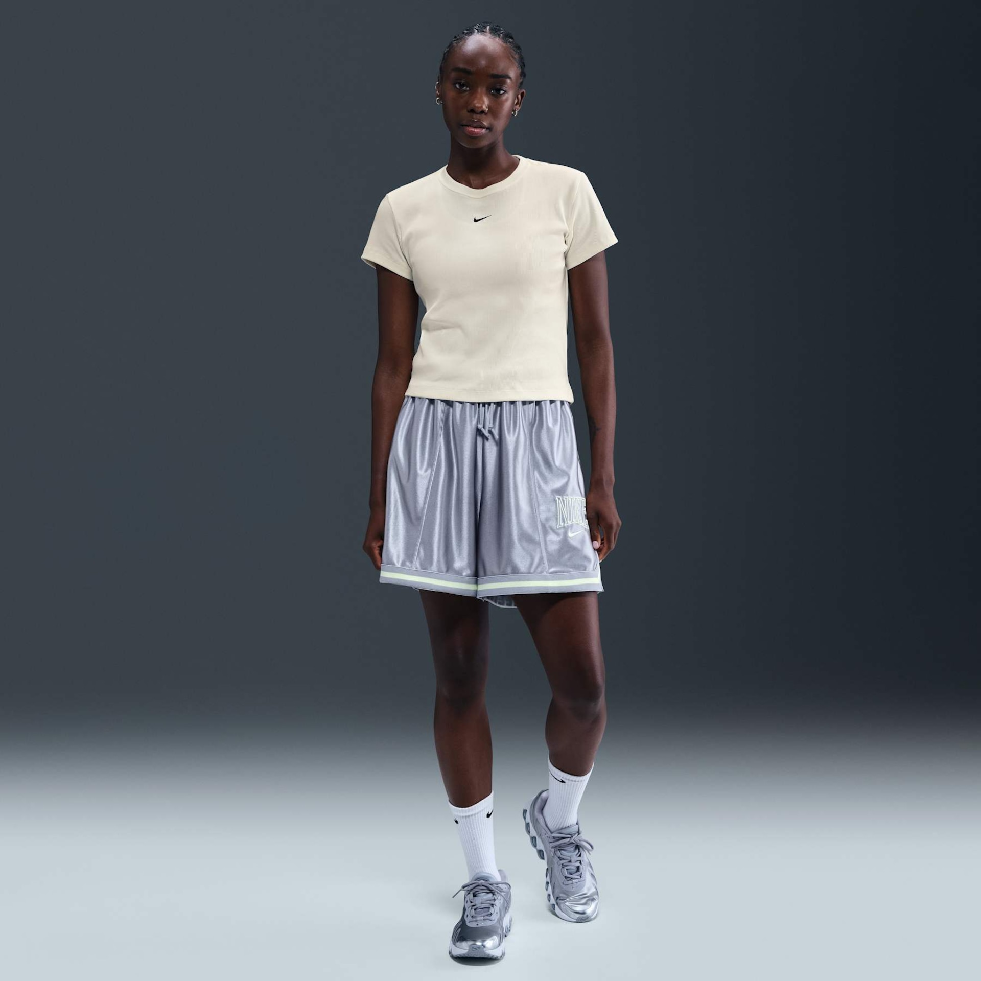 Camiseta Nike Sportswear Feminina - Foto 4