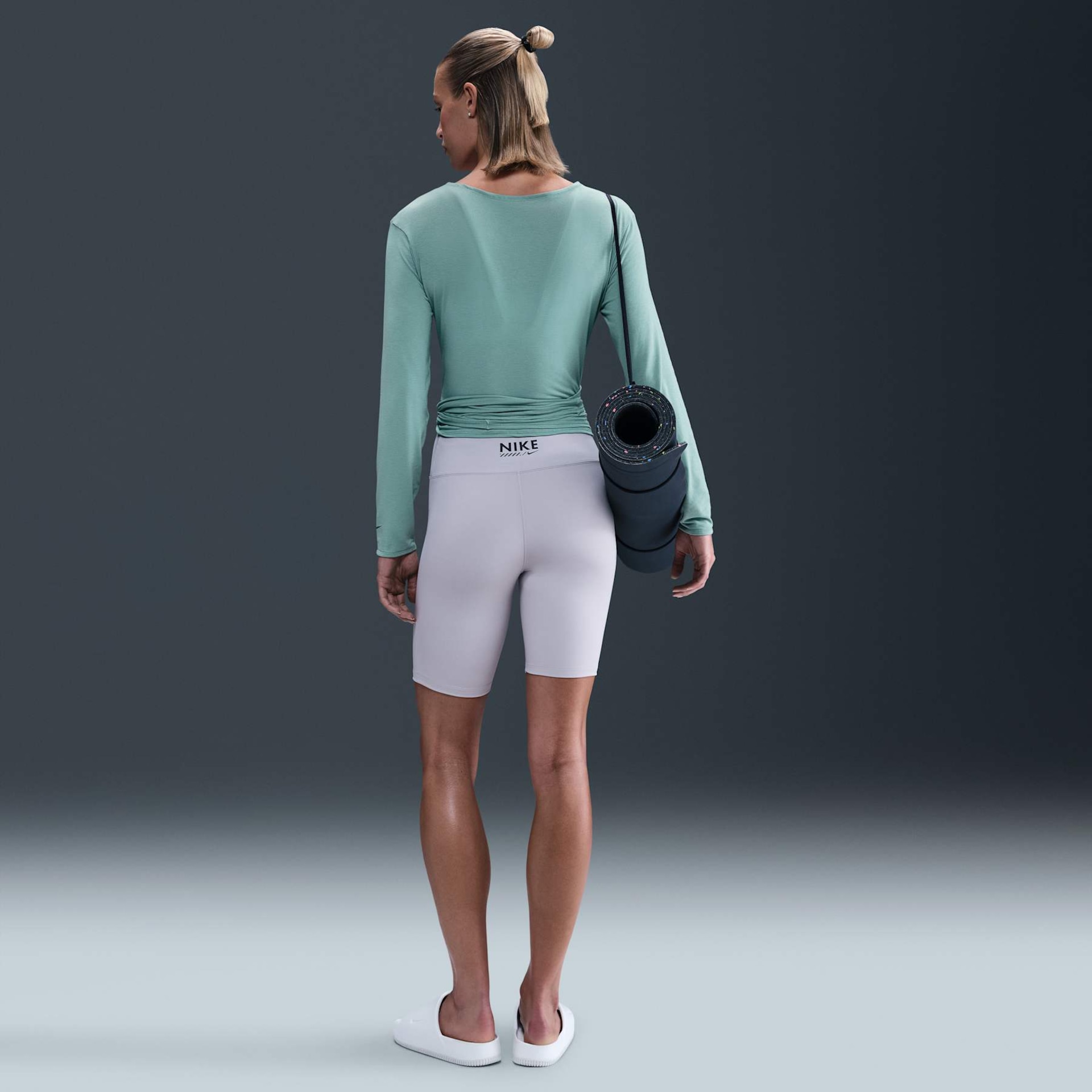 Camiseta Dri-FIT Nike One Relaxed Feminina - Foto 5