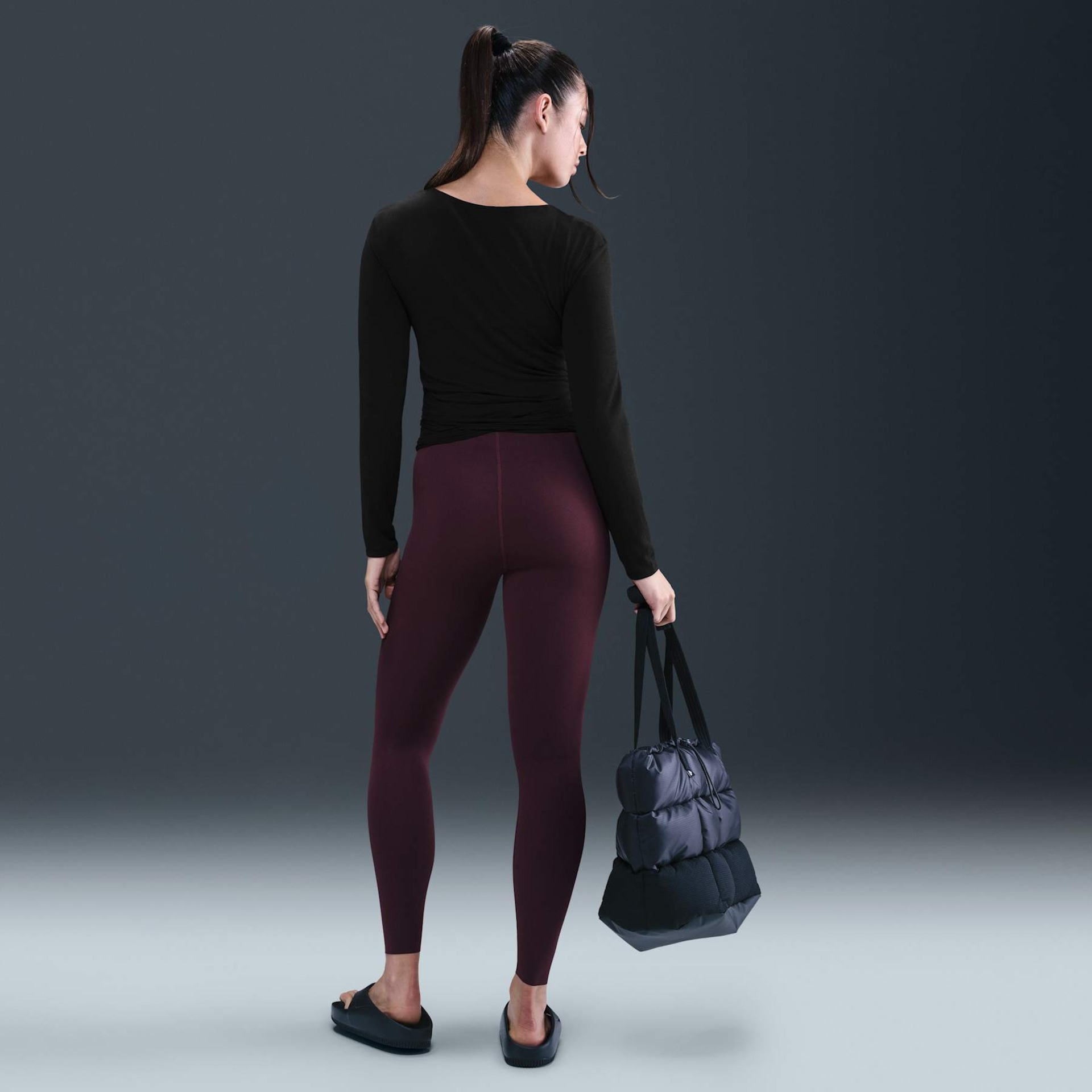 Camiseta Dri-FIT Nike One Relaxed Feminina - Foto 5