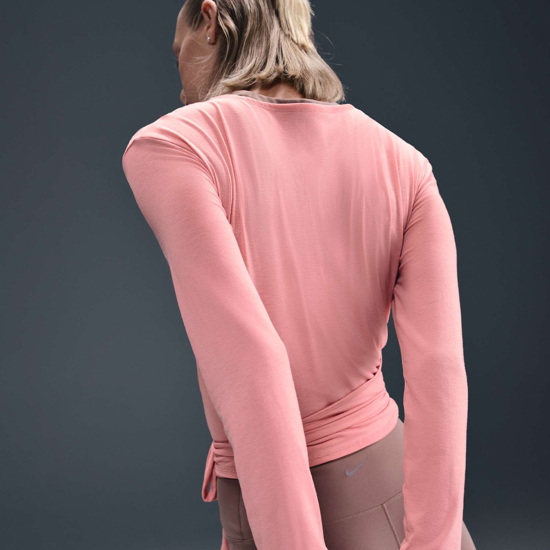 Camiseta Dri-FIT Nike One Relaxed Feminina - Foto 2