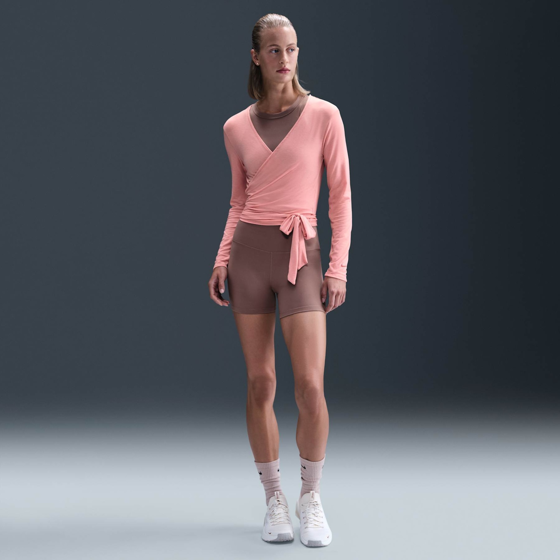 Camiseta Dri-FIT Nike One Relaxed Feminina - Foto 4