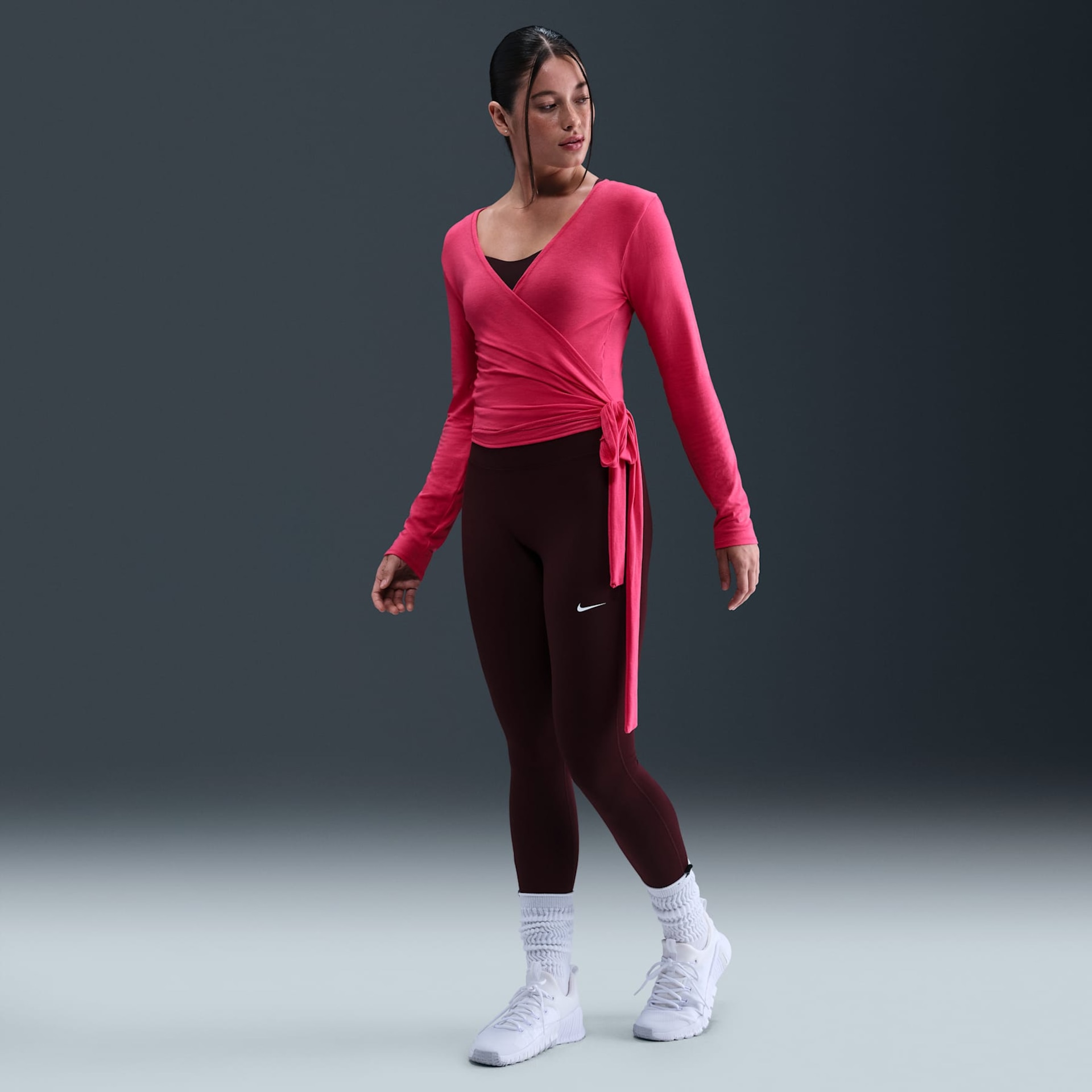 Camiseta Dri-FIT Nike One Relaxed Feminina - Foto 4