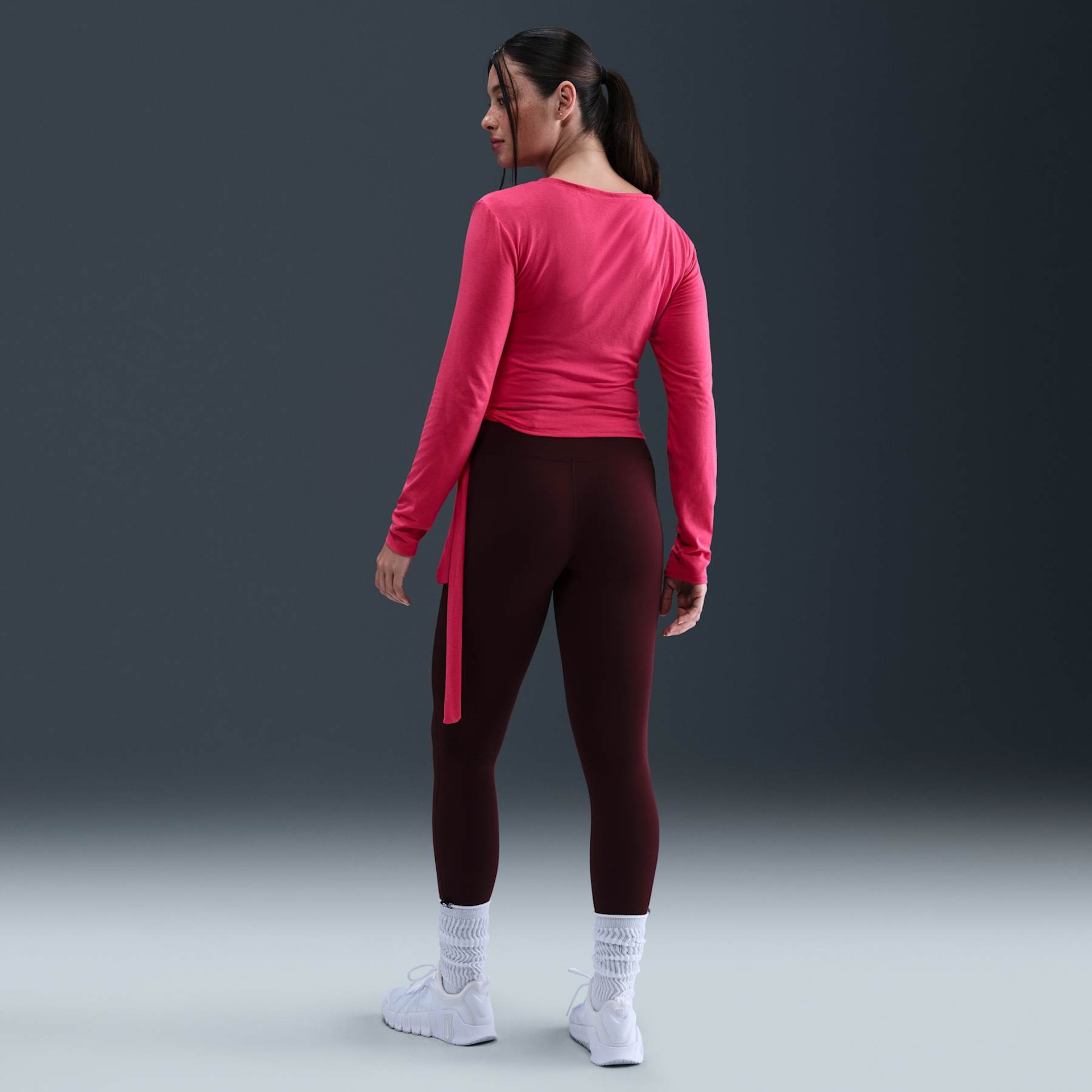 Camiseta Dri-FIT Nike One Relaxed Feminina - Foto 5