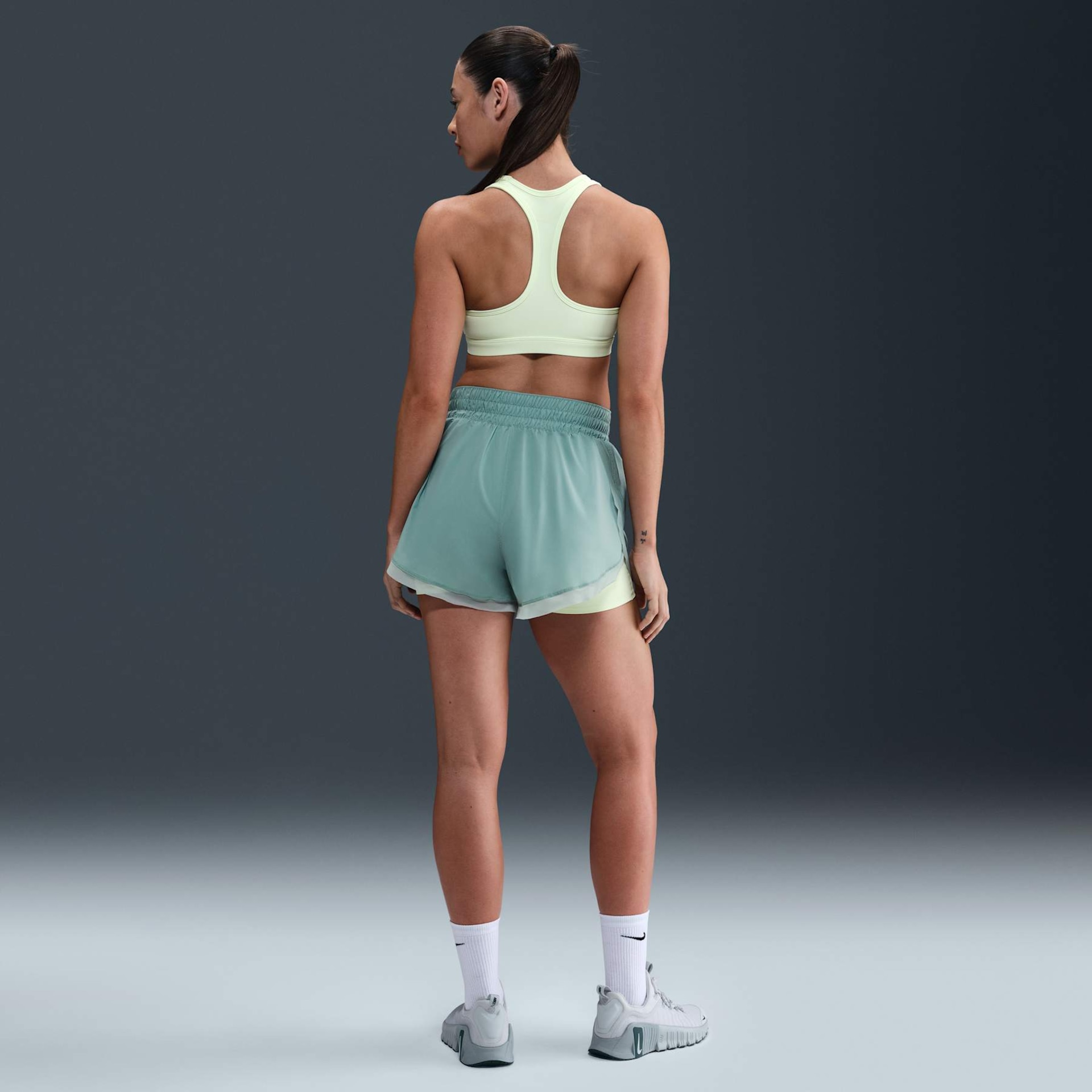 Shorts Dri-FIT Nike One Feminino - Foto 4