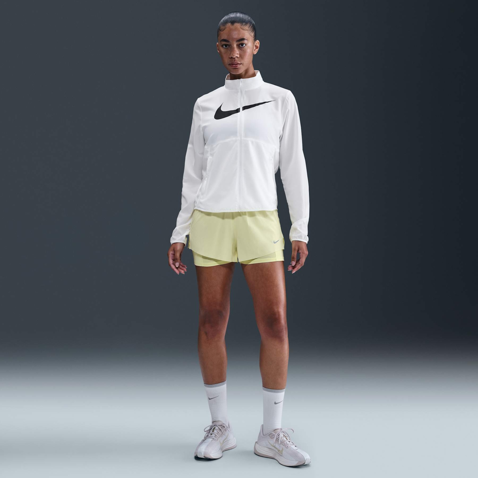 Jaqueta Dri-FIT Nike Swoosh Feminina - Foto 4