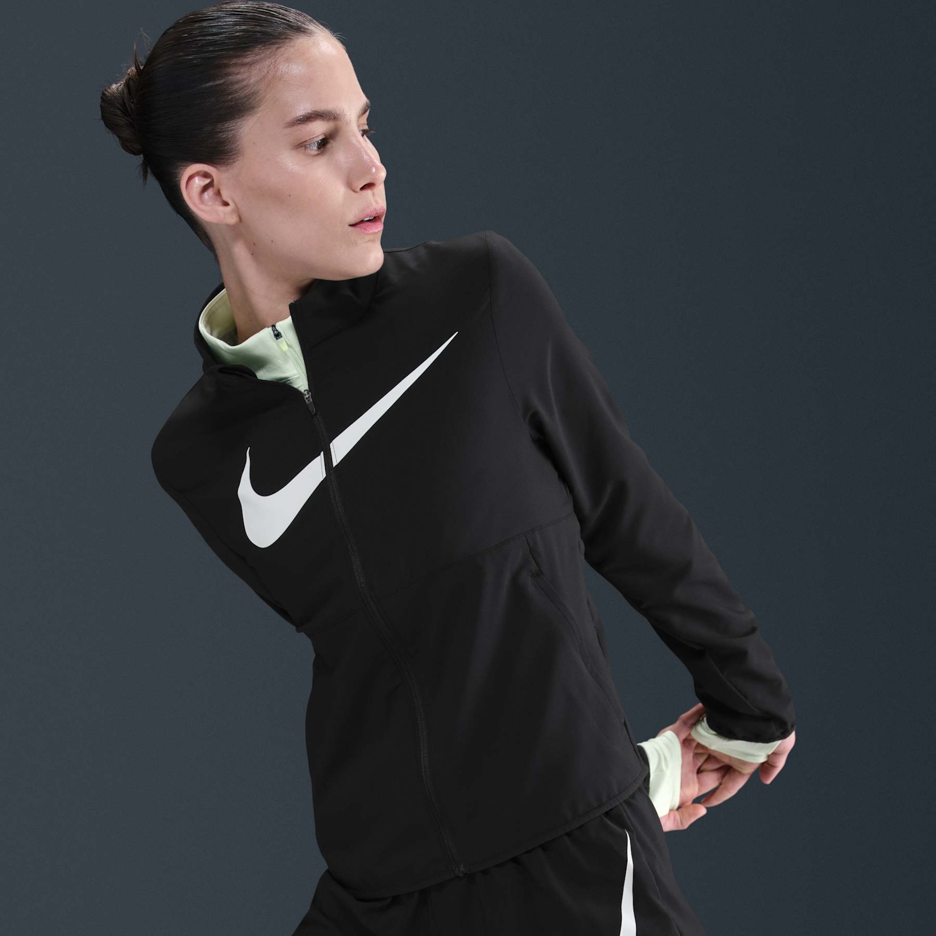 Jaqueta Dri-FIT Nike Swoosh Feminina - Foto 3