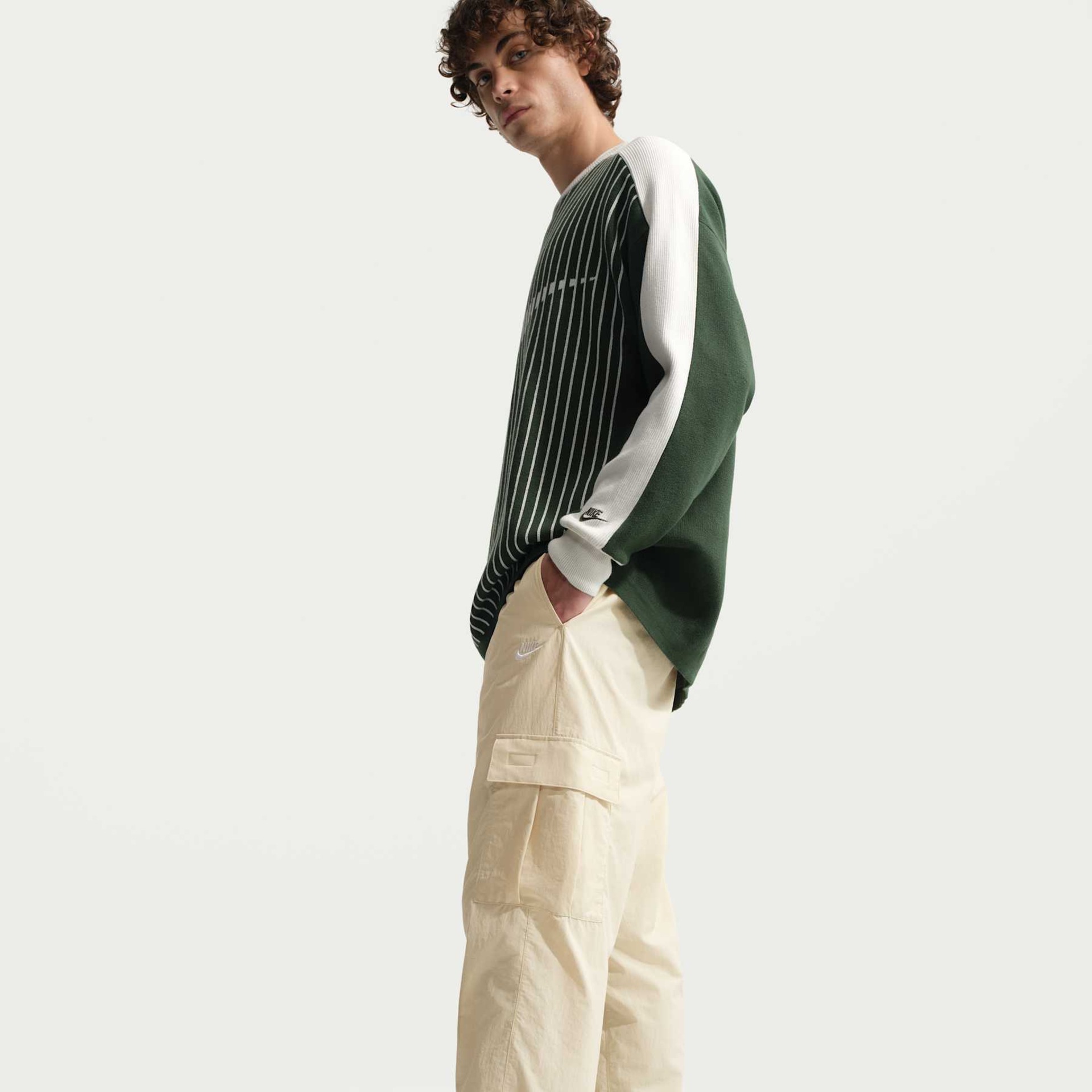 Calça Nike Club Woven Masculina - Foto 4