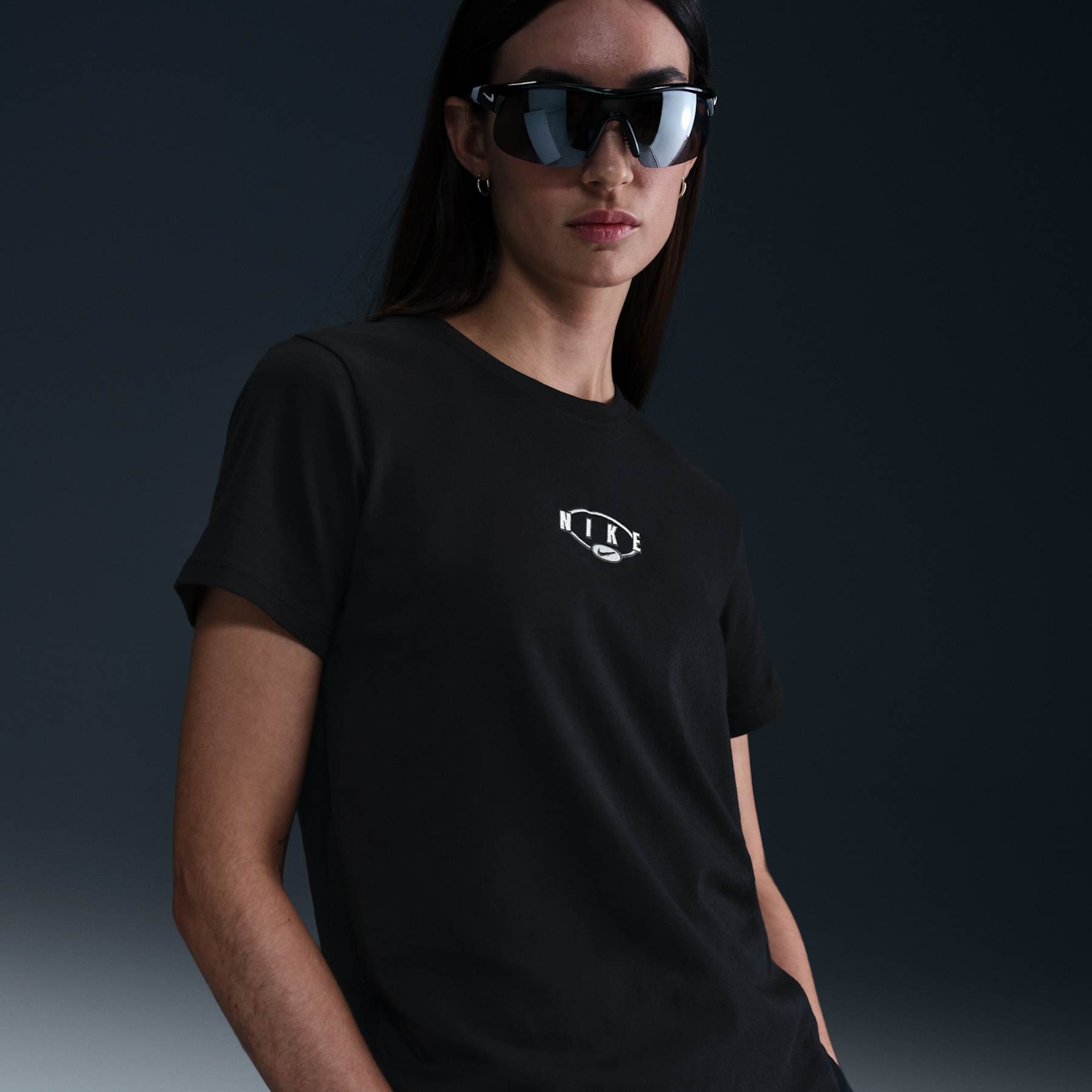 Camiseta Nike Sportswear Club Feminina - Foto 6
