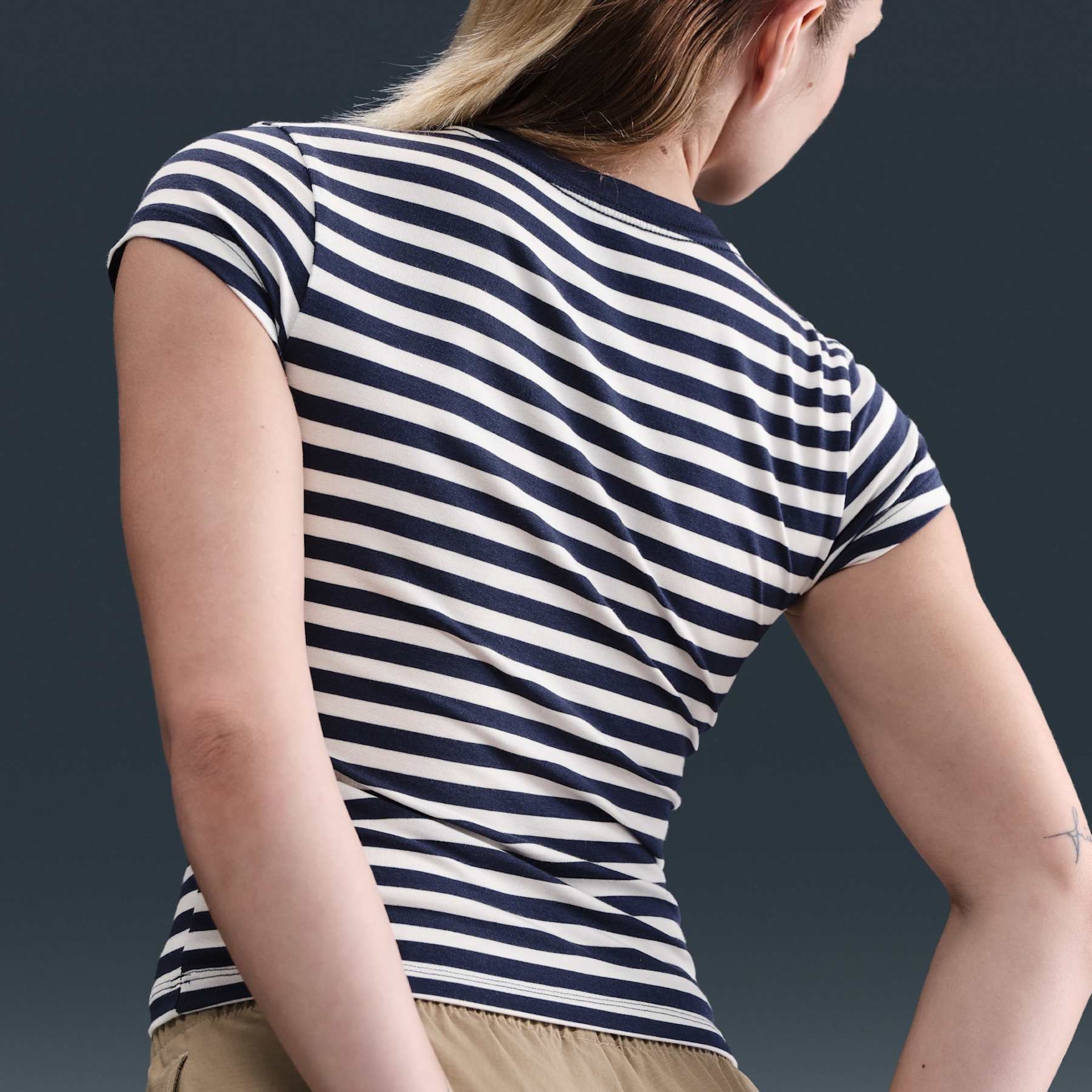 Camiseta Nike Sportswear Baby Look Feminina - Foto 2