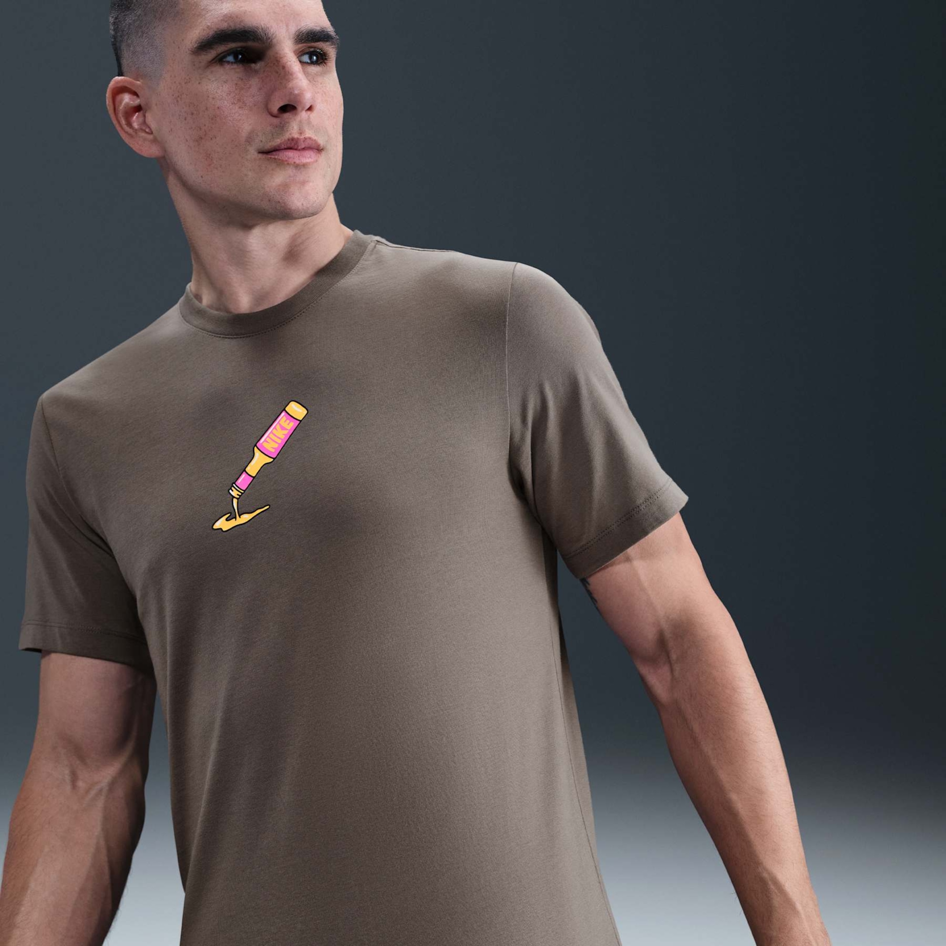 Camiseta Nike Sportswear OC2 Unissex - Foto 1