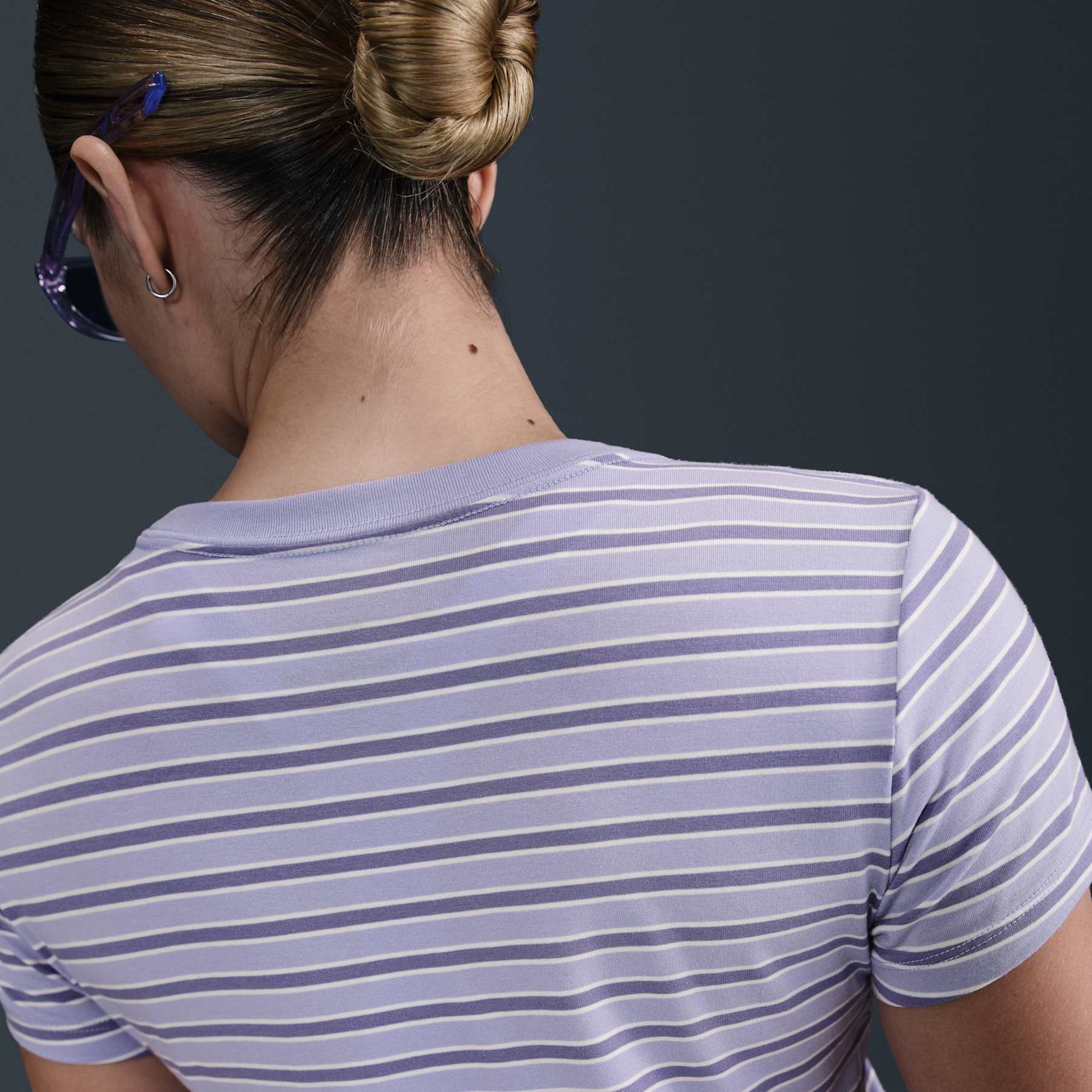 Camiseta Nike Sportswear Chill Knit Feminina - Foto 2