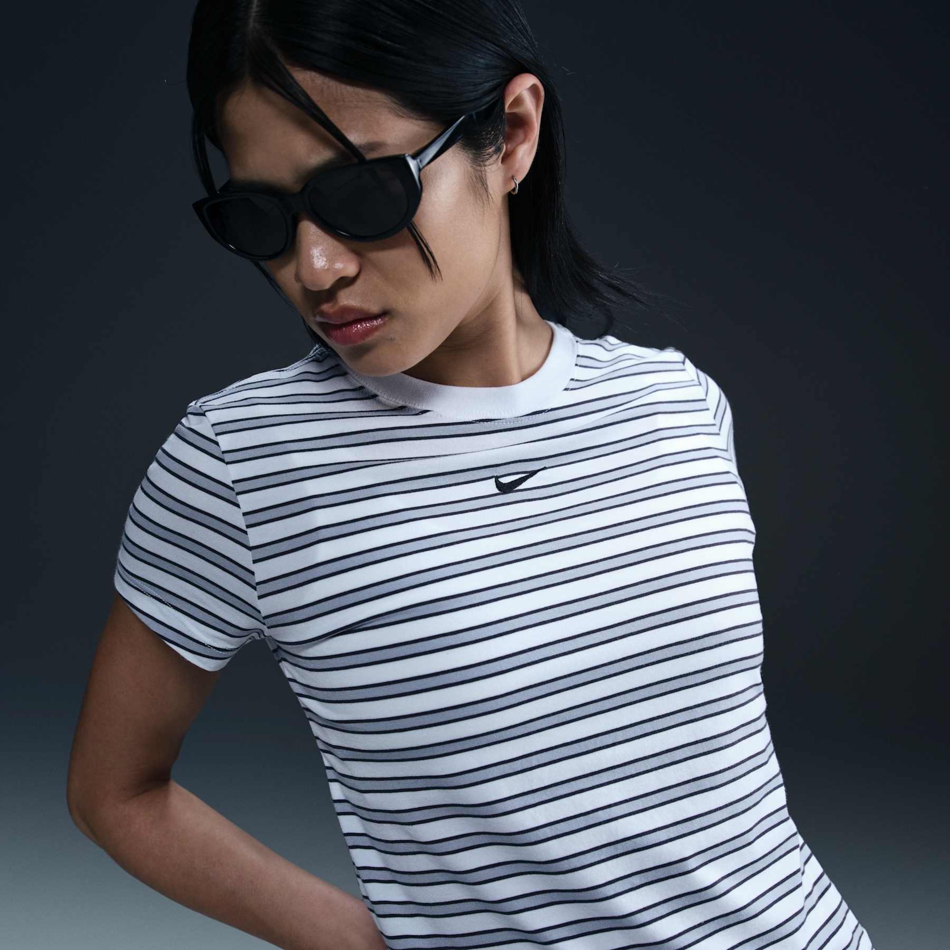 Camiseta Nike Sportswear Chill Knit Feminina - Foto 1