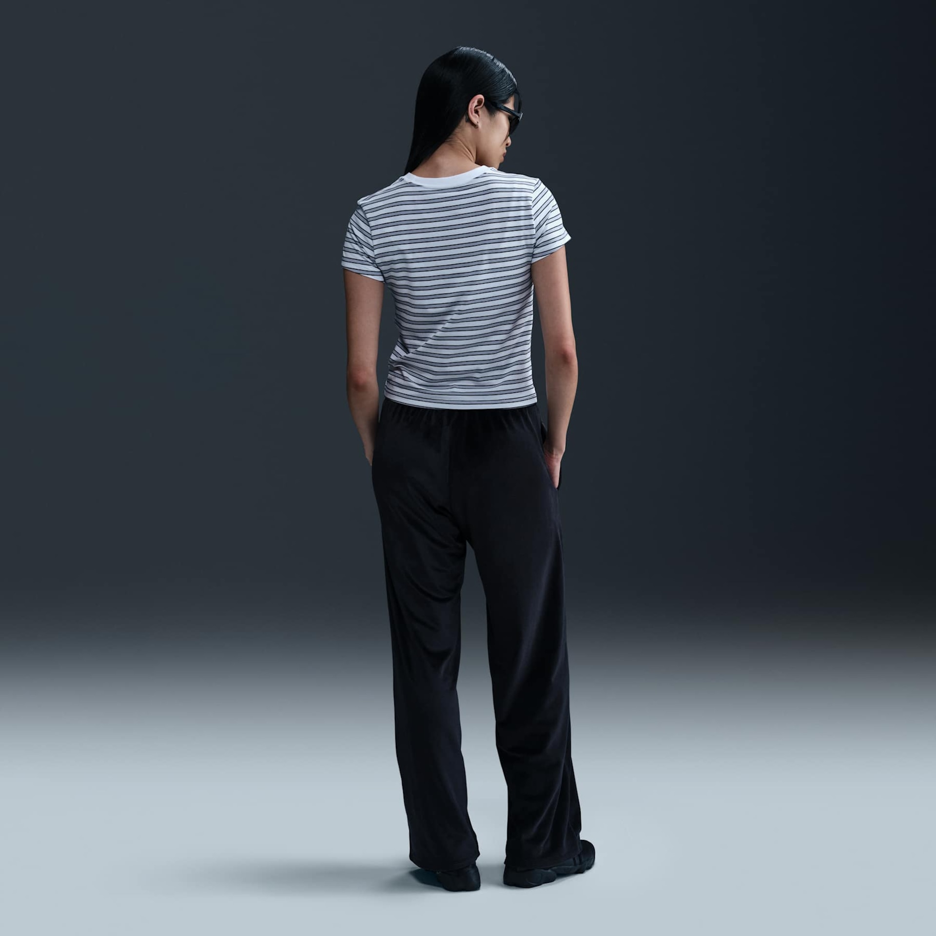 Camiseta Nike Sportswear Chill Knit Feminina - Foto 5