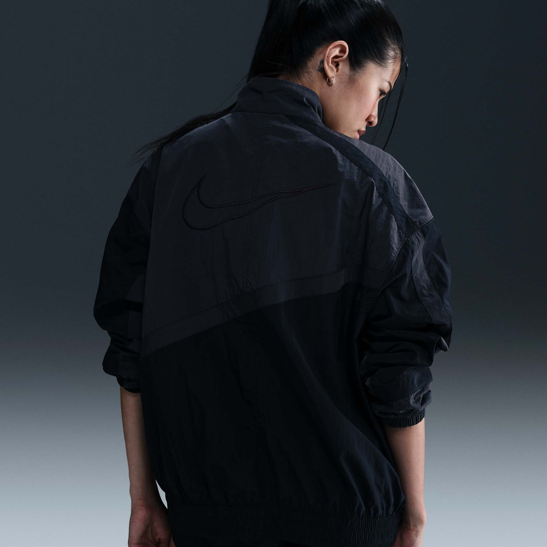Jaqueta Nike Sportswear Woven Feminina - Foto 2